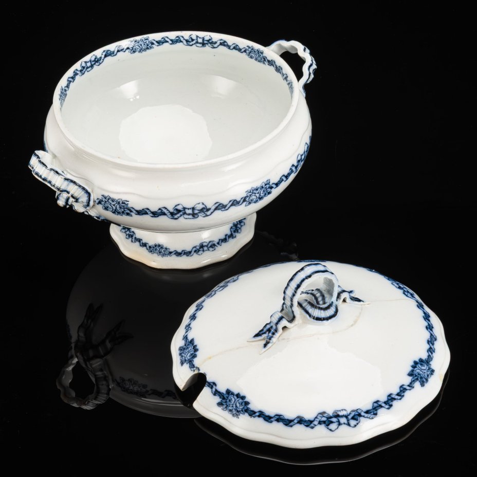 Cупница, украшенная изображением лент, бантов и цветов, фаянс, деколь, Brown-Westhead, Moore & Co. (BMW & C), Великобритания, 1869 г.