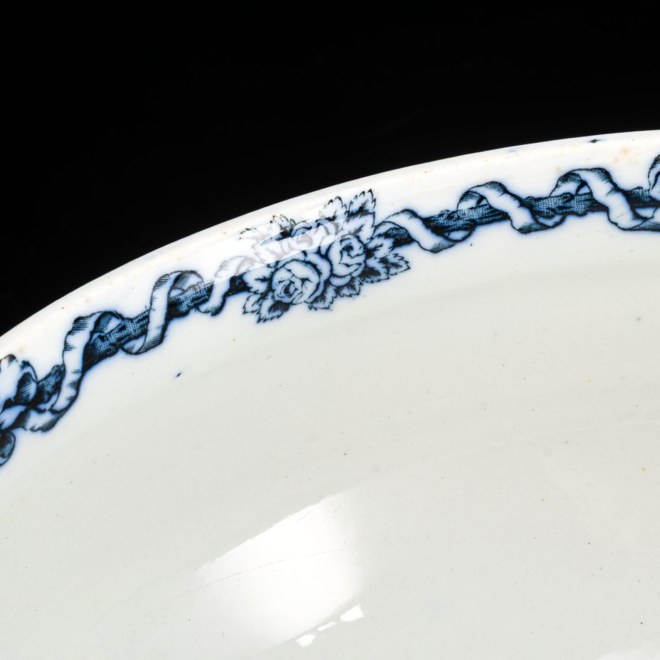 Cупница, украшенная изображением лент, бантов и цветов, фаянс, деколь, Brown-Westhead, Moore & Co. (BMW & C), Великобритания, 1869 г.