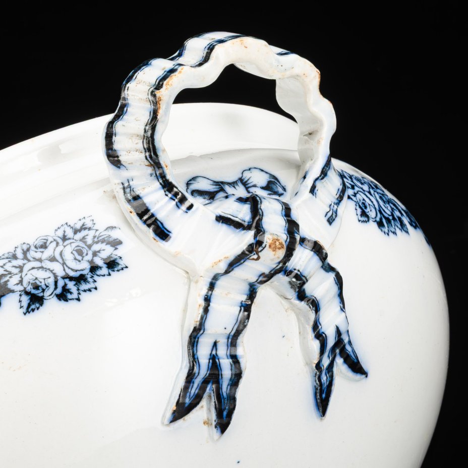 Cупница, украшенная изображением лент, бантов и цветов, фаянс, деколь, Brown-Westhead, Moore & Co. (BMW & C), Великобритания, 1869 г.