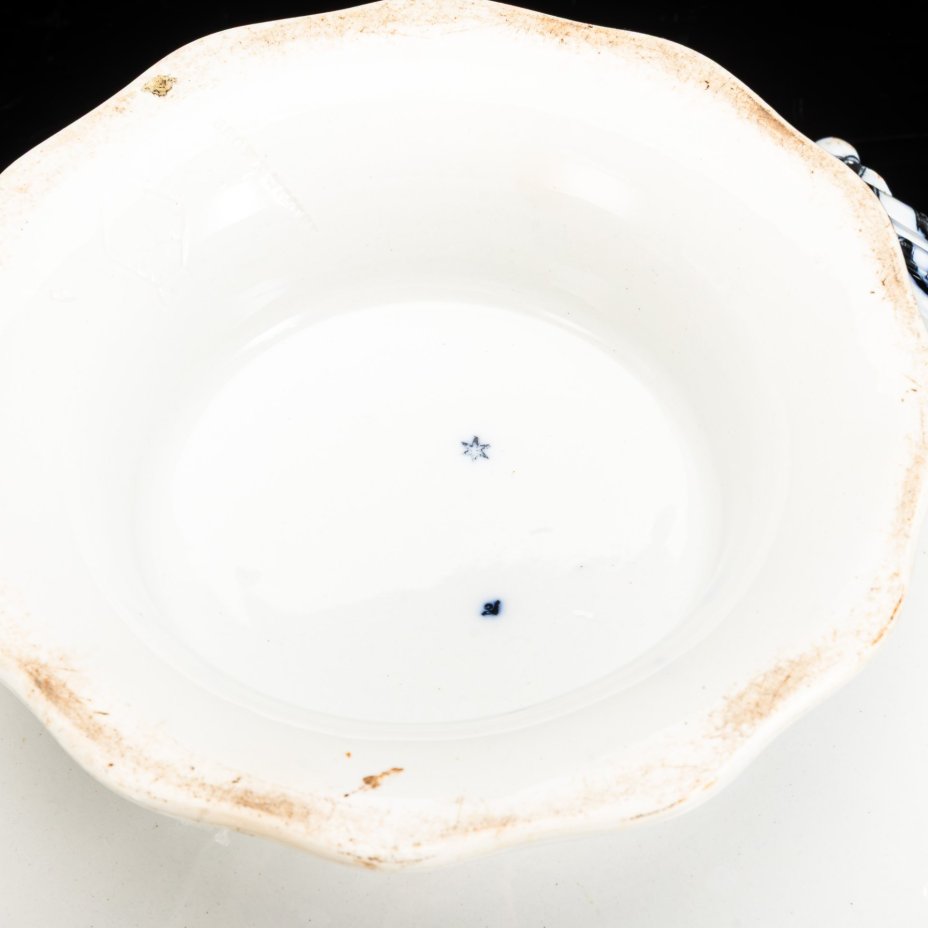 Cупница, украшенная изображением лент, бантов и цветов, фаянс, деколь, Brown-Westhead, Moore & Co. (BMW & C), Великобритания, 1869 г.