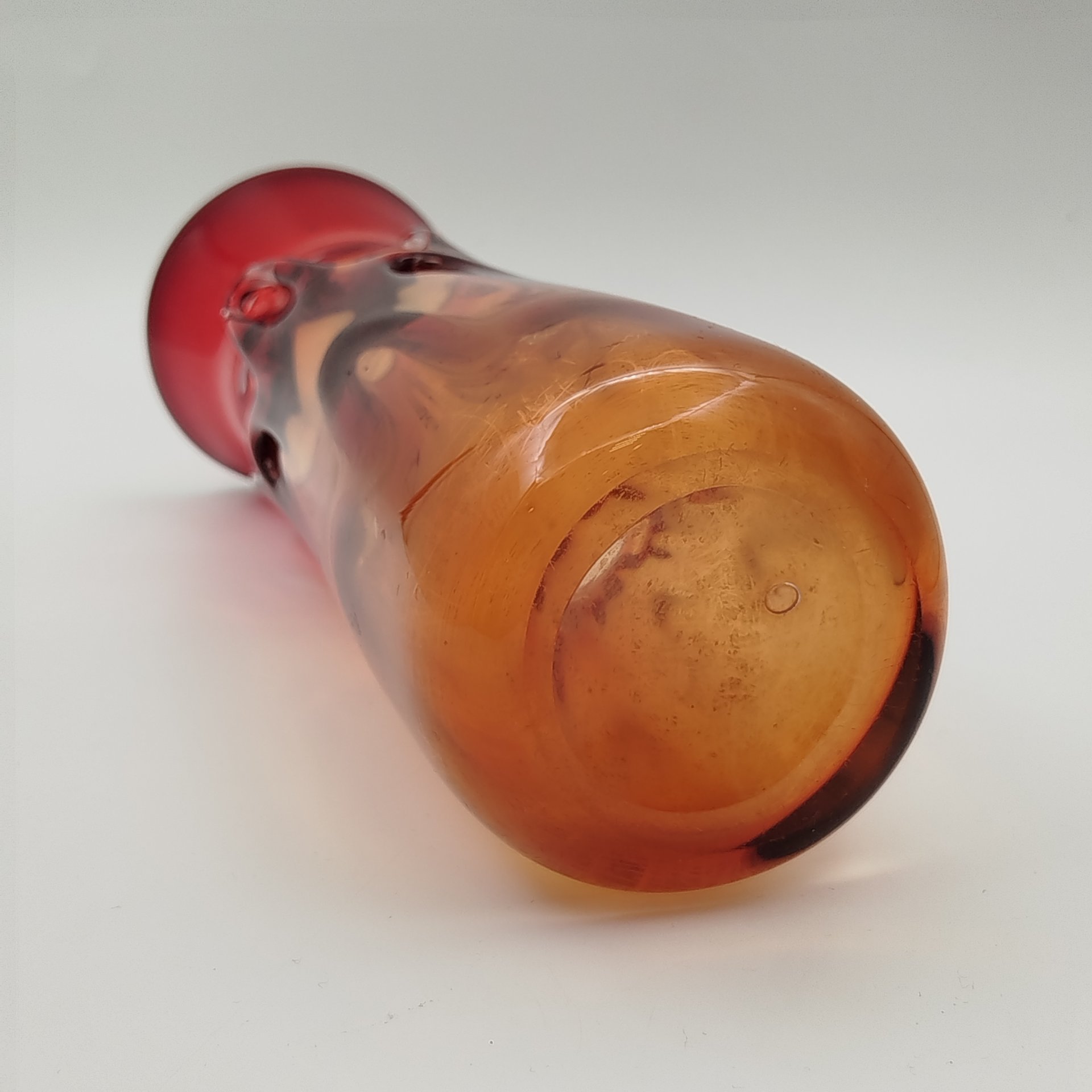Ваза необычной формы в янтарно-красной гамме, цветное стекло, СССР, 1960-1990 гг.