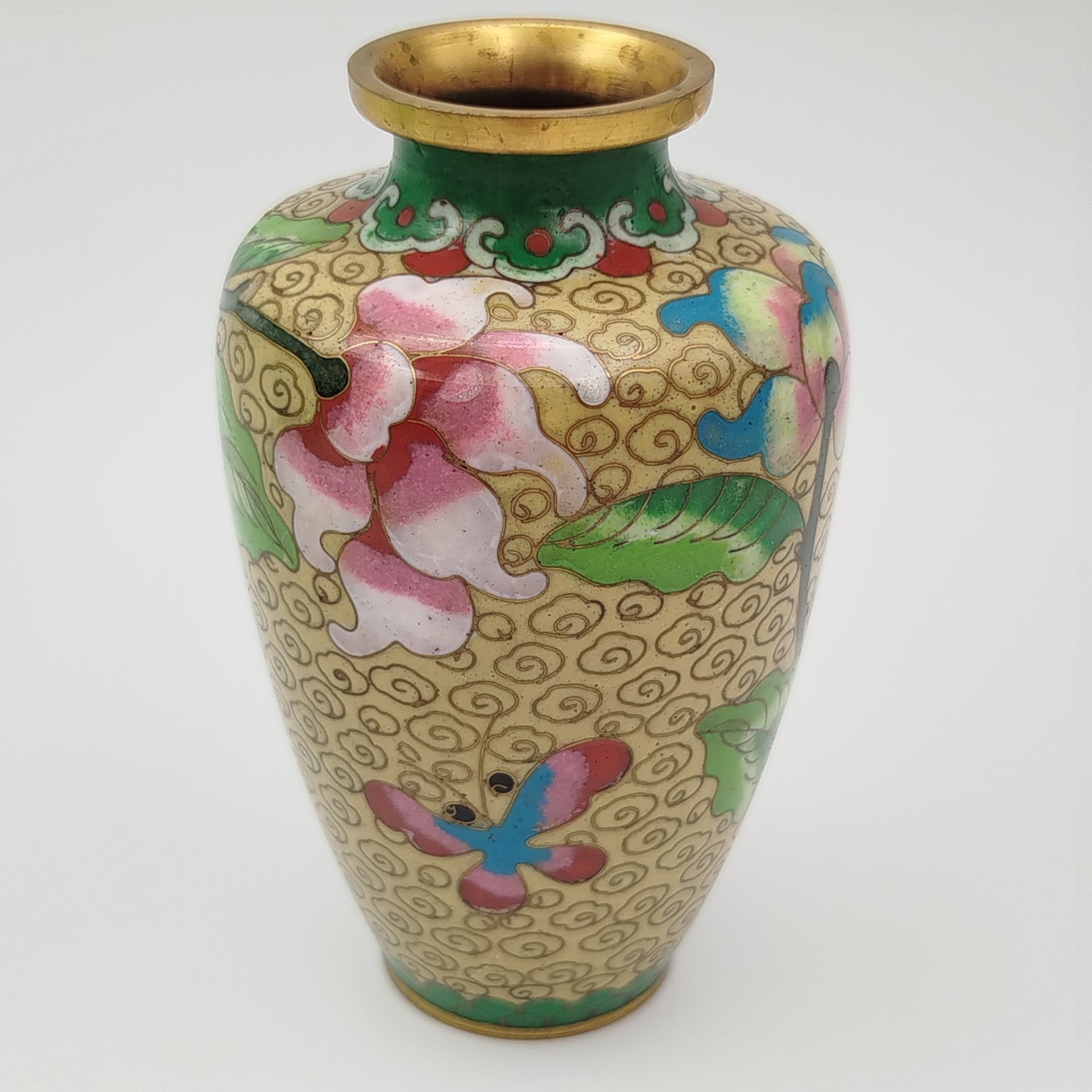 Вазочка, декорированная изображением астр на светло-желтом фоне, латунь, клуазоне (перегородчатая эмаль), Китай, 1950-1970 гг.