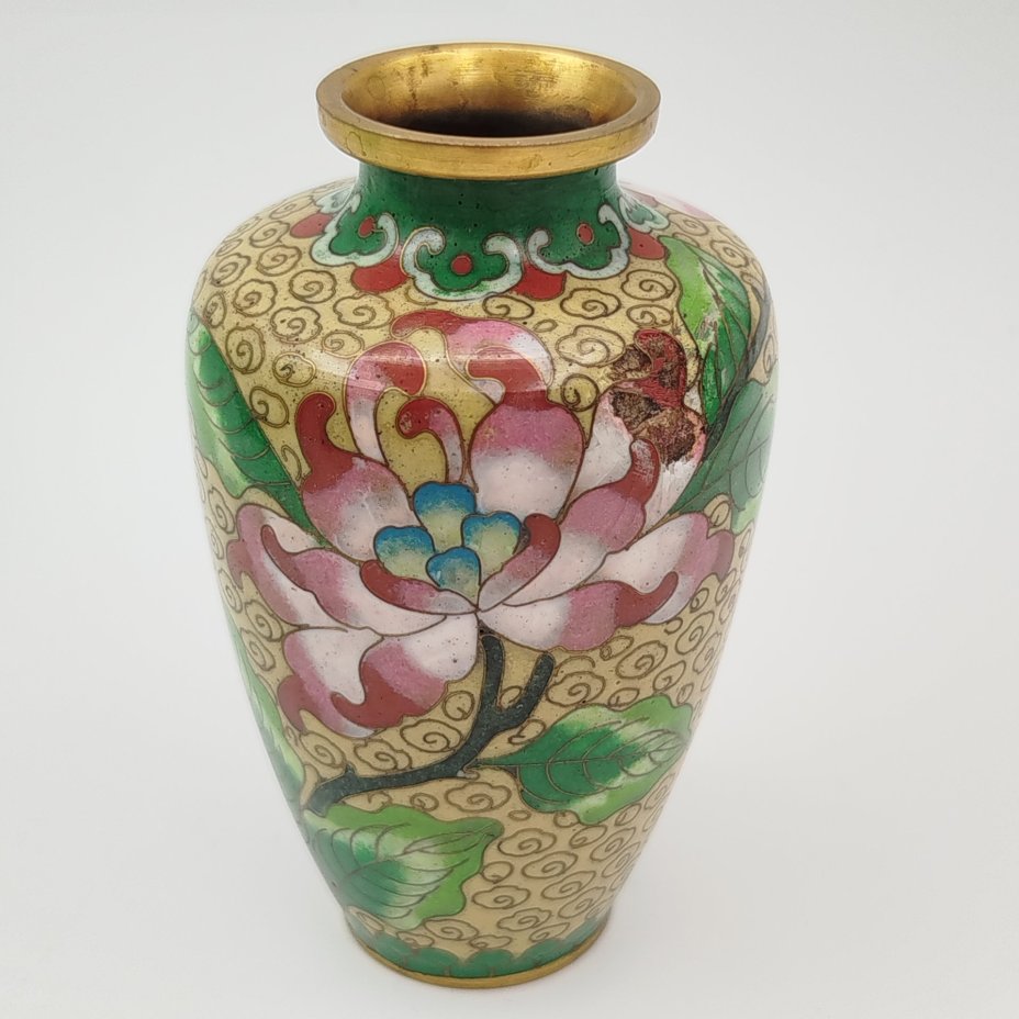 Вазочка, декорированная изображением астр на светло-желтом фоне