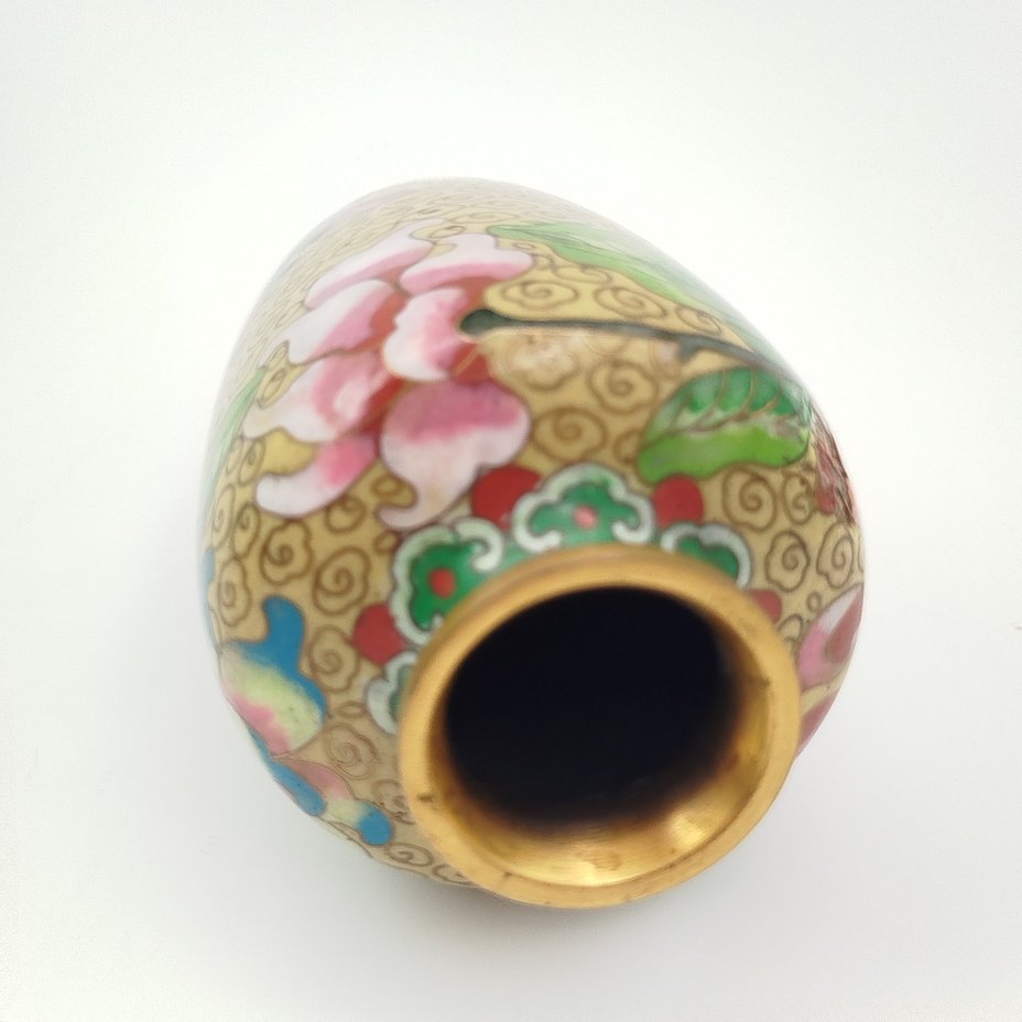 Вазочка, декорированная изображением астр на светло-желтом фоне