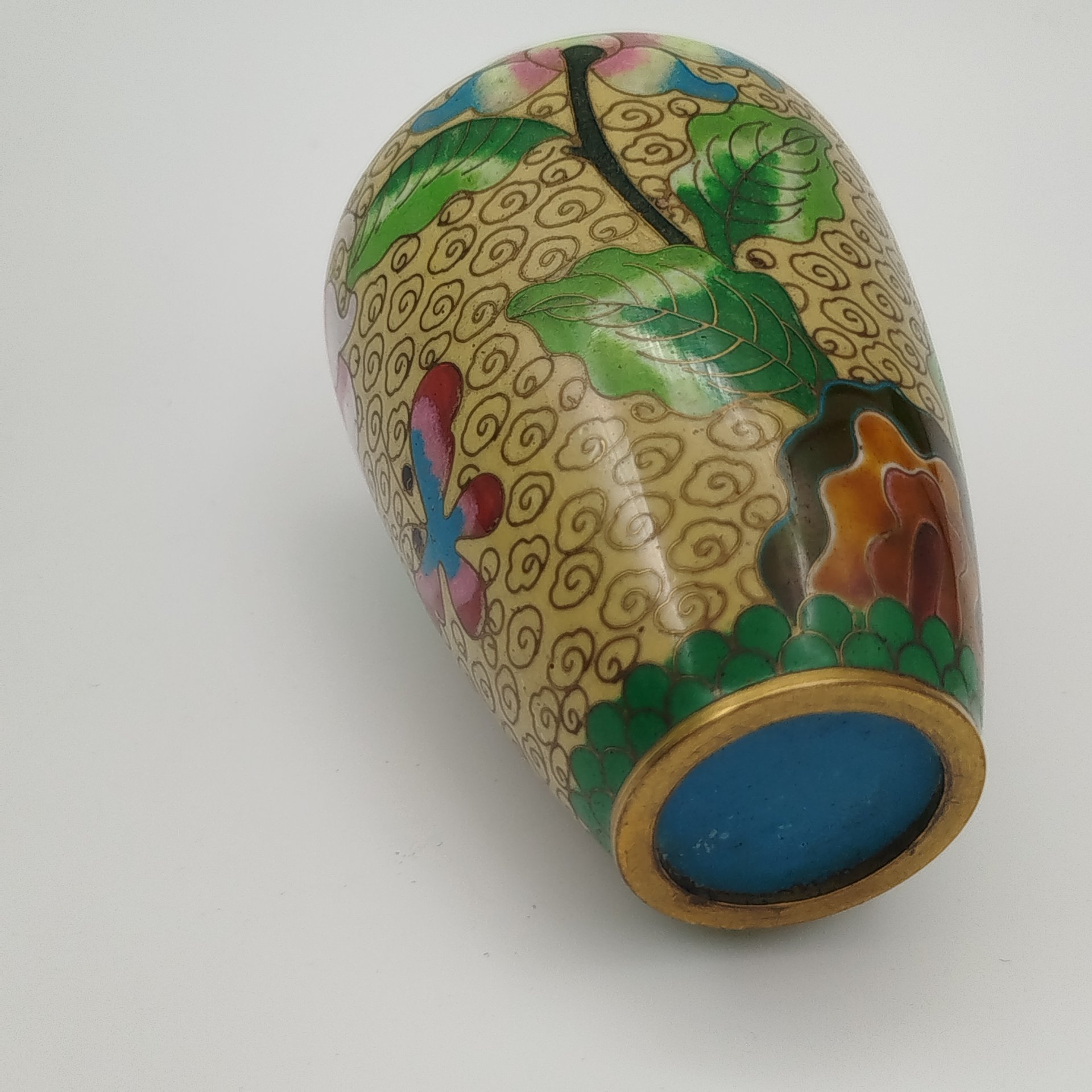 Вазочка, декорированная изображением астр на светло-желтом фоне, латунь, клуазоне (перегородчатая эмаль), Китай, 1950-1970 гг.