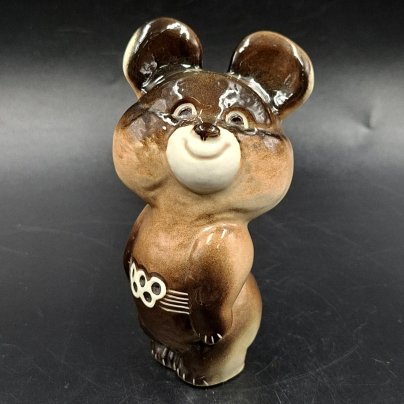 Статуэтка "Олимпийский мишка", скульптор П.П. Веселов, фарфор, аэрография, Ленинградский фарфоровый завод (ЛФЗ), СССР, 1980 г.