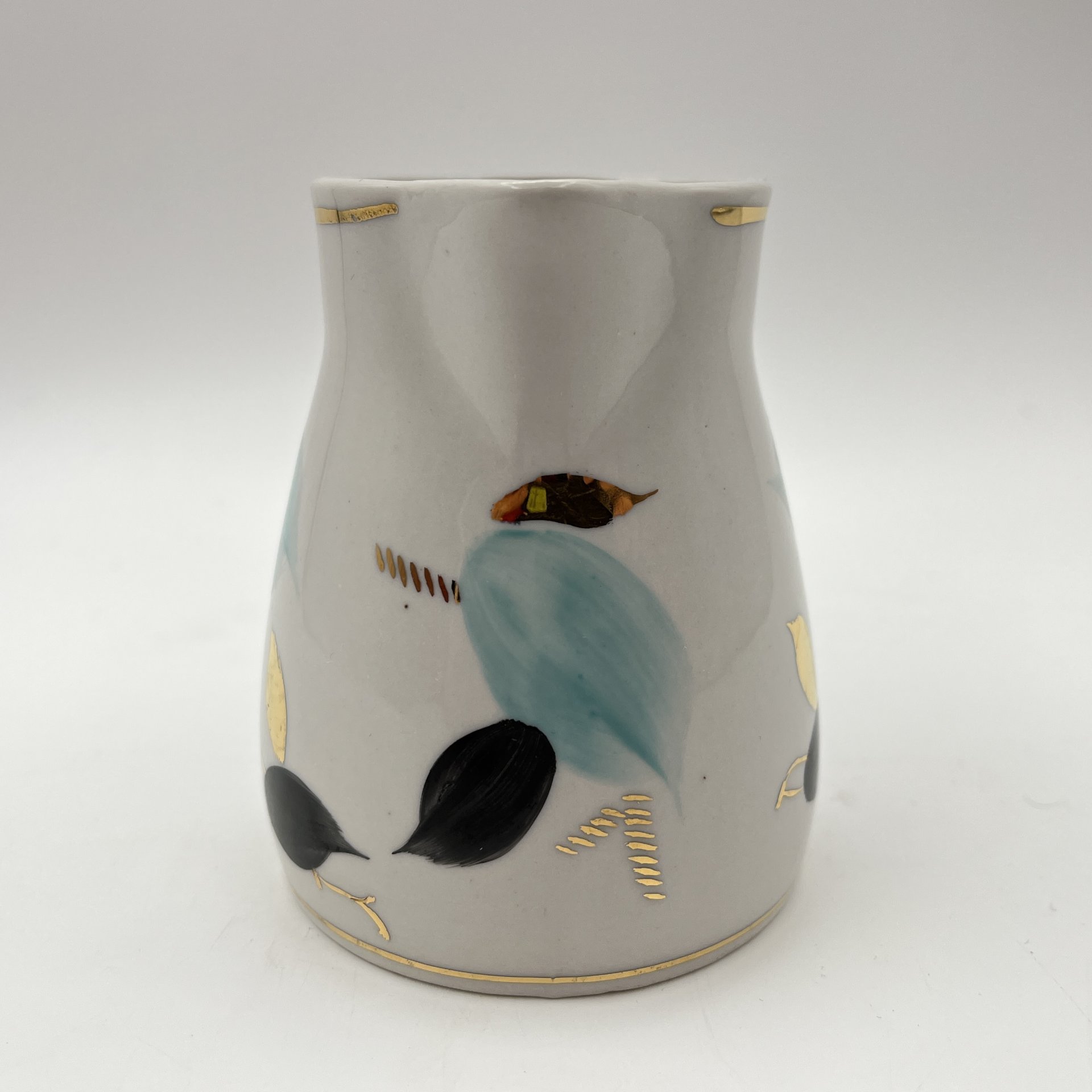 Молочник в стиле минимализм, украшенный растительным декором, фарфор, роспись, золочение, Полонский фарфоровый завод, СССР, 1960-1970 гг.