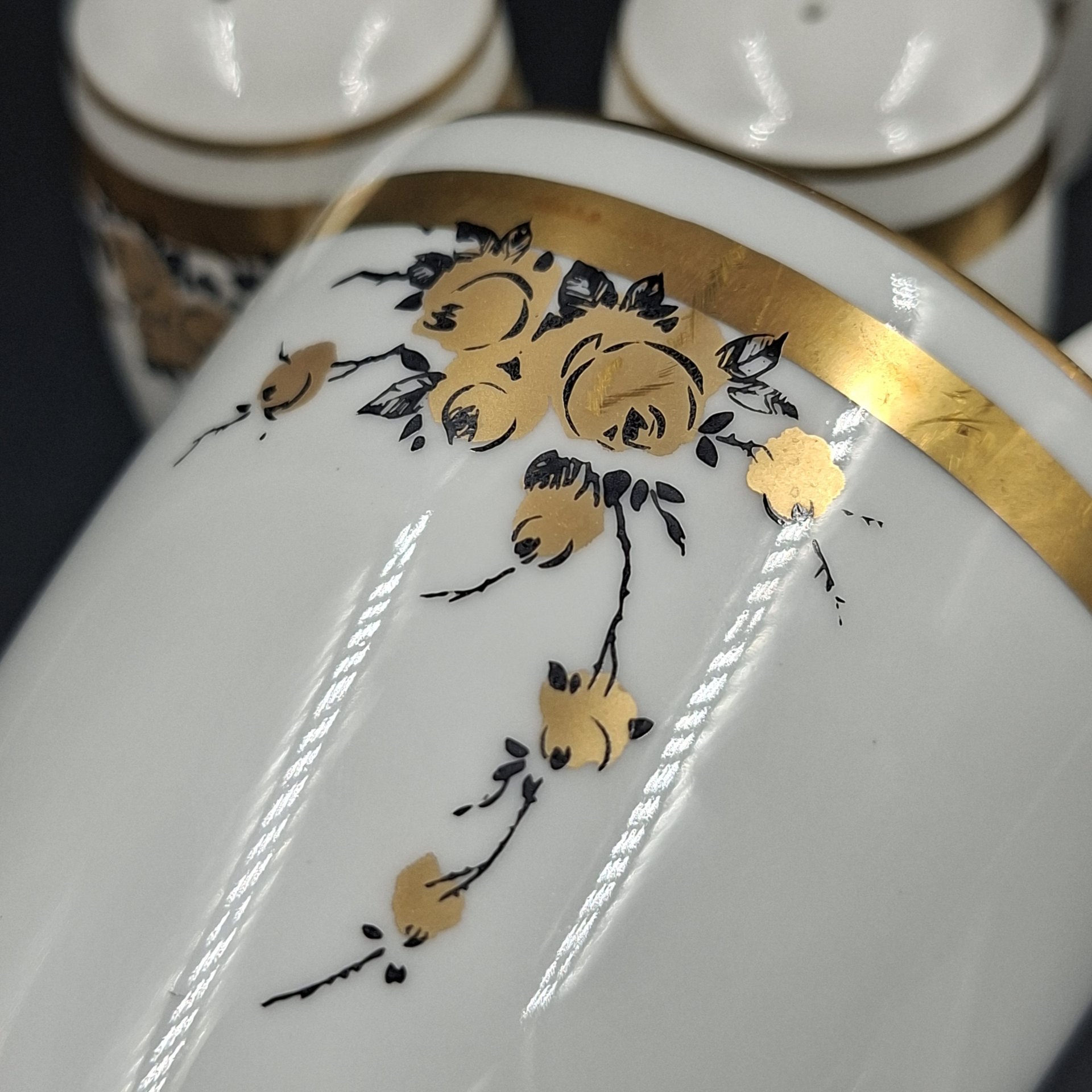 Набор для специй (солонка, перечница, горчичница и хренница) с цветочным декором золотистого цвета, фарфор, деколь, золочение, Graf Von Henneberg Porzellan, 1777 Jlmenau, ГДР, 1973-1977 гг.