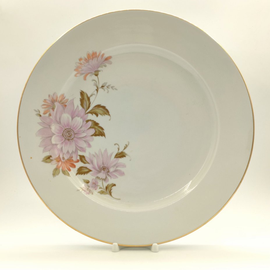 Большое сервировочное блюдо круглой формы с цветочным декором, фарфор, деколь, золочение, Дулевский фарфоровый завод (Дулёво), СССР, 1968-1991 гг.