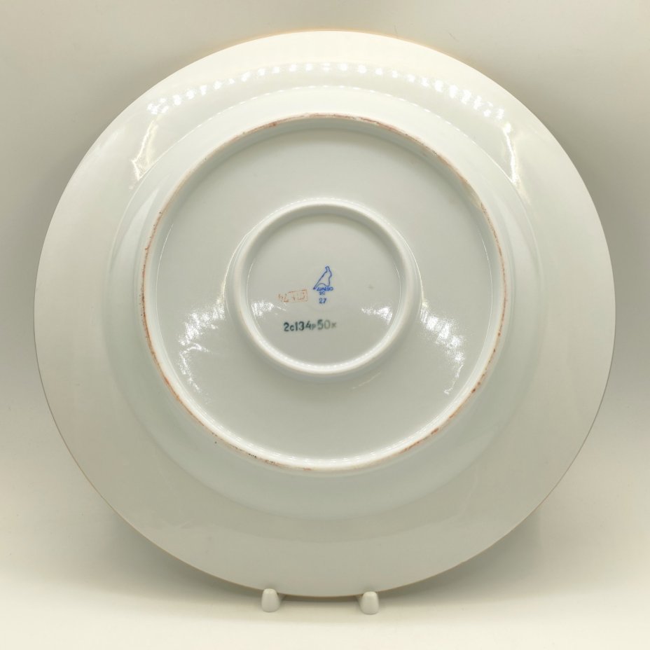 Большое сервировочное блюдо круглой формы с цветочным декором, фарфор, деколь, золочение, Дулевский фарфоровый завод (Дулёво), СССР, 1968-1991 гг.