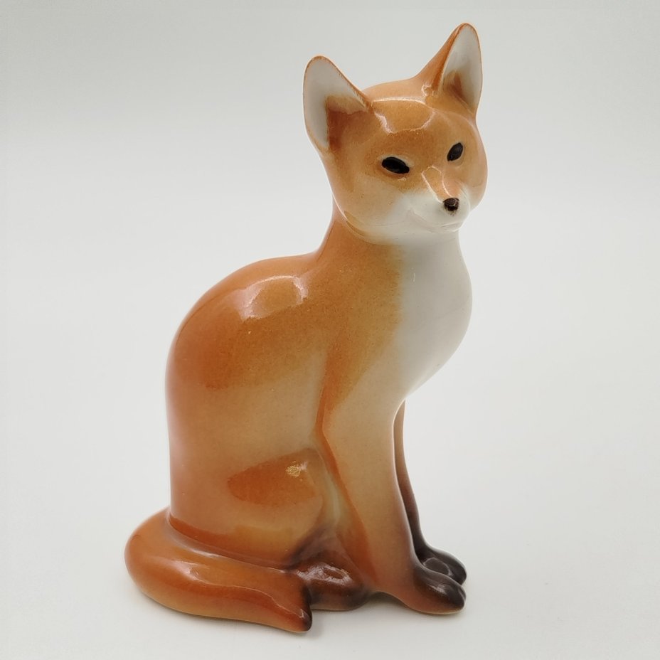 Статуэтка "Лиса", скульптор П.П. Веселов, фарфор, роспись, Ленинградский фарфоровый завод (ЛФЗ), Российская Федерация, 1991-2005 гг.