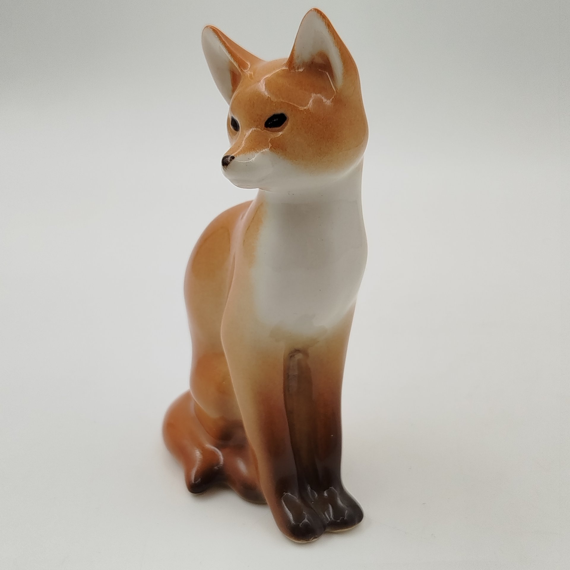 Статуэтка "Лиса", скульптор П.П. Веселов, фарфор, роспись, Ленинградский фарфоровый завод (ЛФЗ), Российская Федерация, 1991-2005 гг.