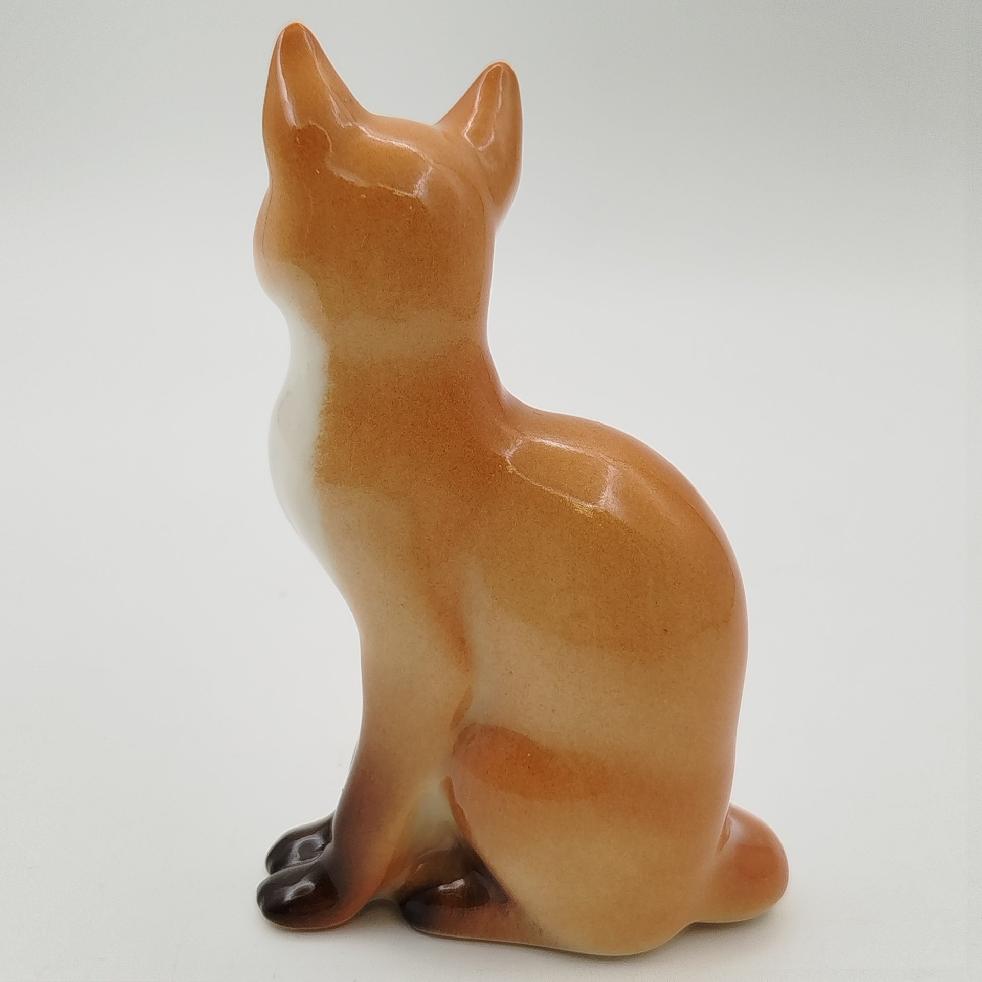 Статуэтка "Лиса", скульптор П.П. Веселов, фарфор, роспись, Ленинградский фарфоровый завод (ЛФЗ), Российская Федерация, 1991-2005 гг.
