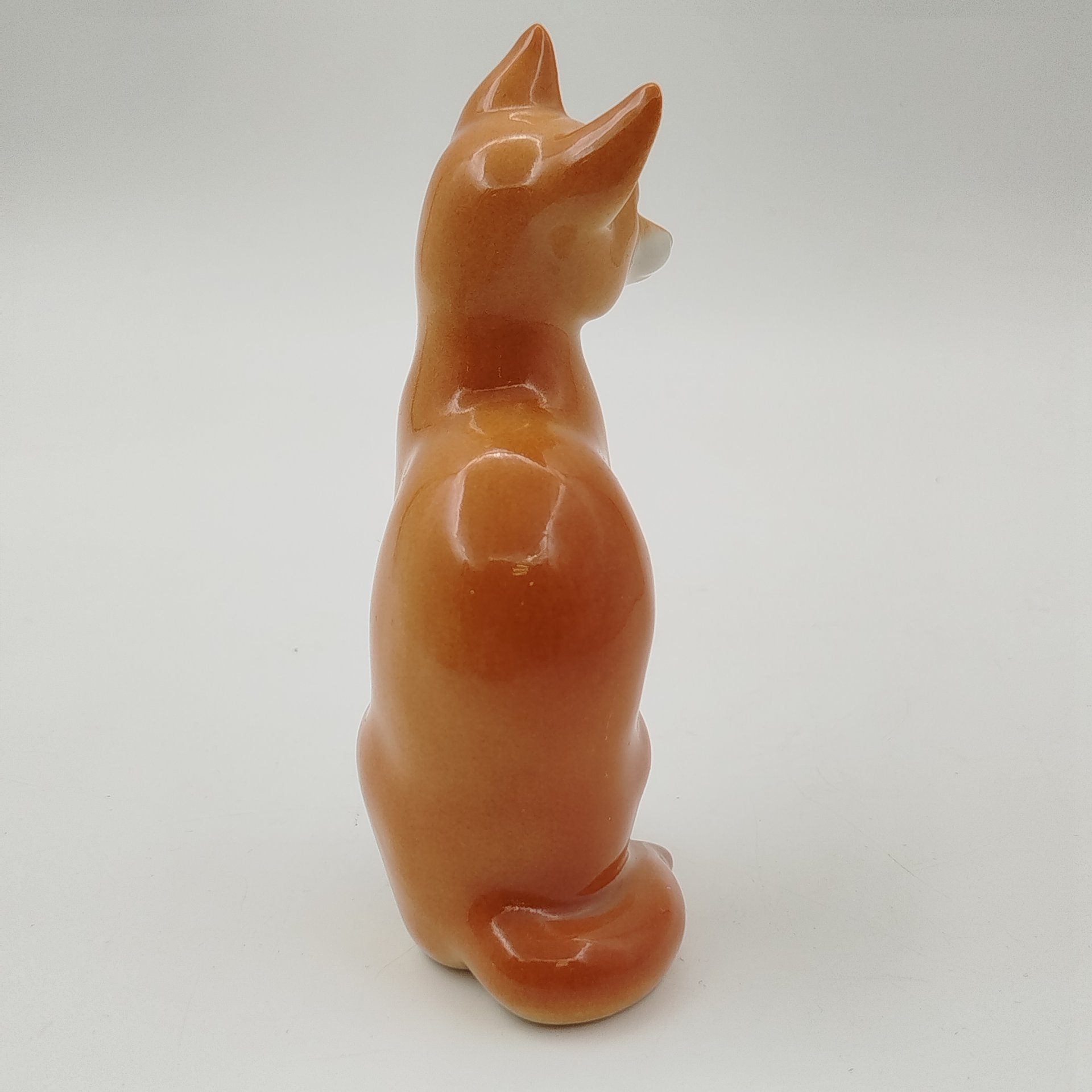 Статуэтка "Лиса", скульптор П.П. Веселов, фарфор, роспись, Ленинградский фарфоровый завод (ЛФЗ), Российская Федерация, 1991-2005 гг.