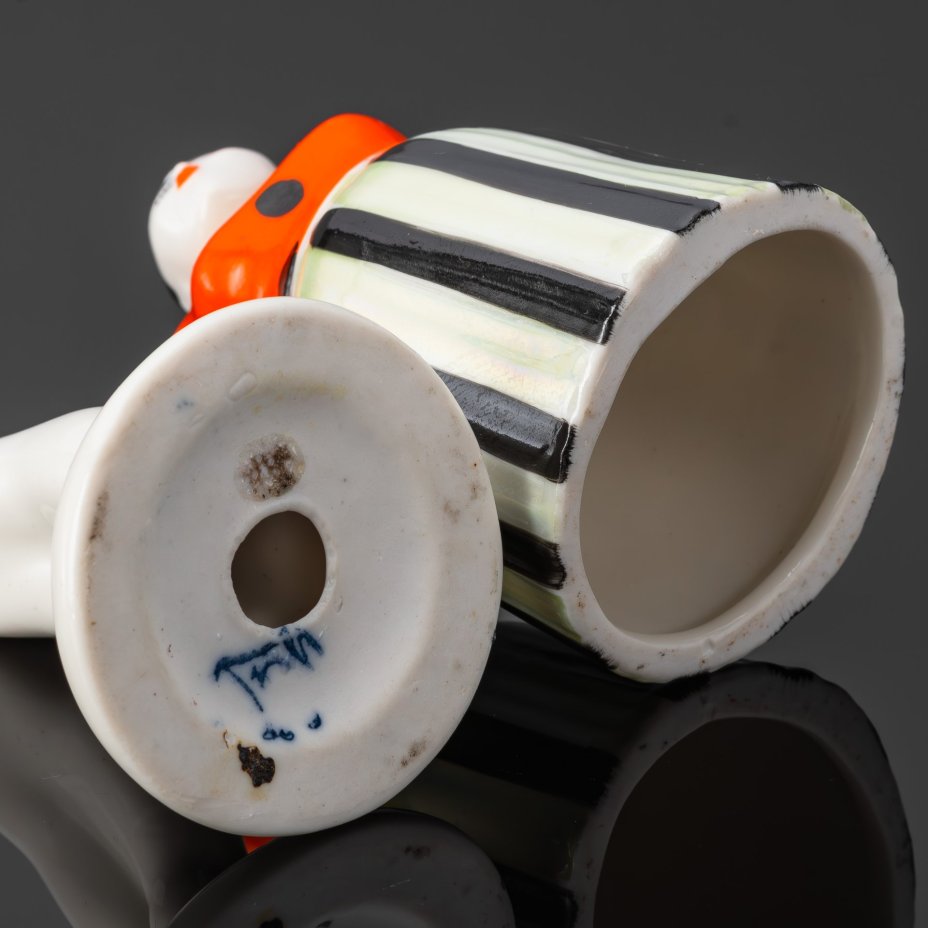 Статуэтка "Склочница" из скульптурной группы "Разговор",  авторы А.В. Дегтярев и Л.Н. Сморгон, фарфор, роспись, Ленинградский завод фарфоровых изделий (ЛЗФИ), СССР, 1956-1967 гг.