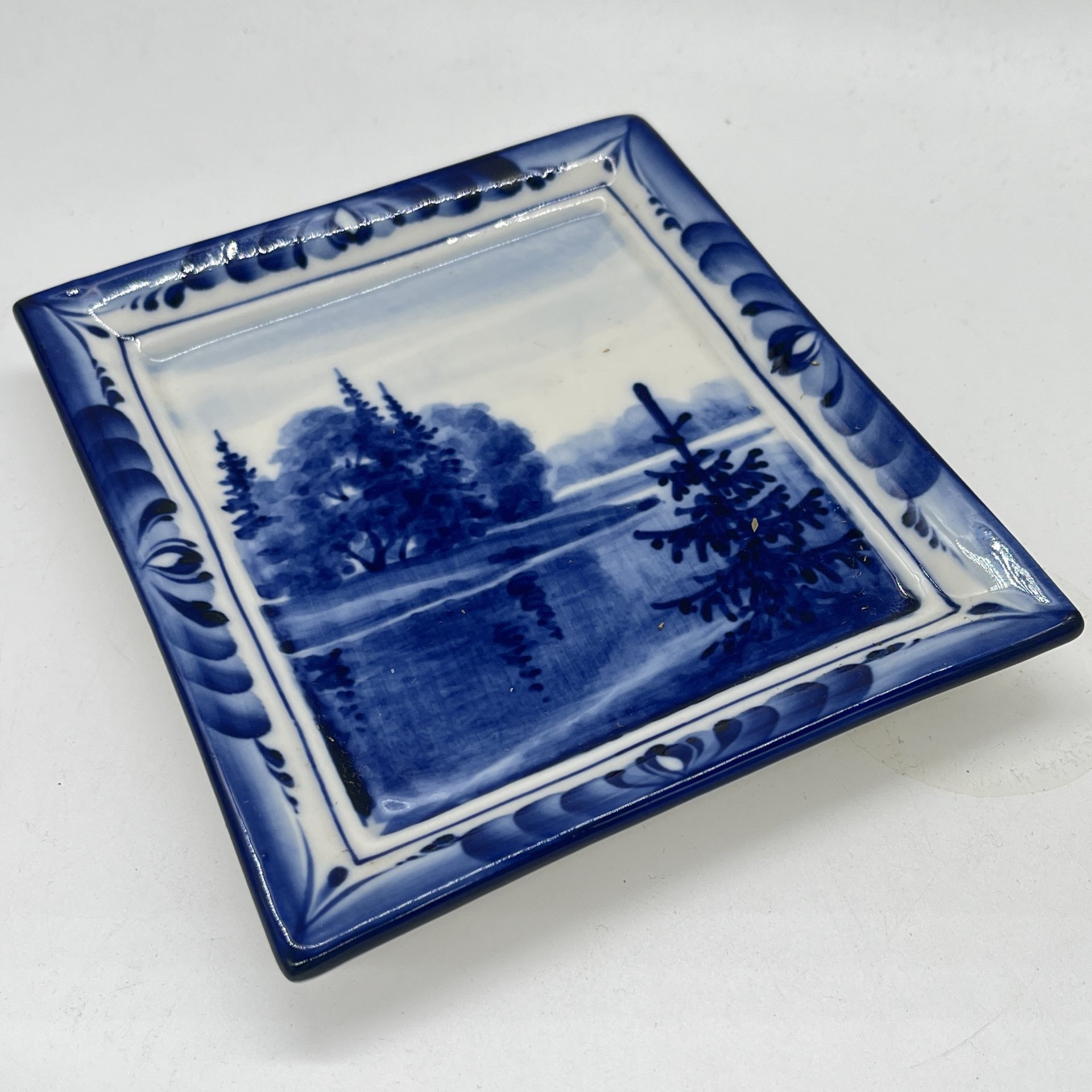 Панно настенное расписное с изображением пейзажа, ав. Ю. Гуляев, фарфор, роспись, Объединение «Гжель», СССР, 1980-2000 гг.