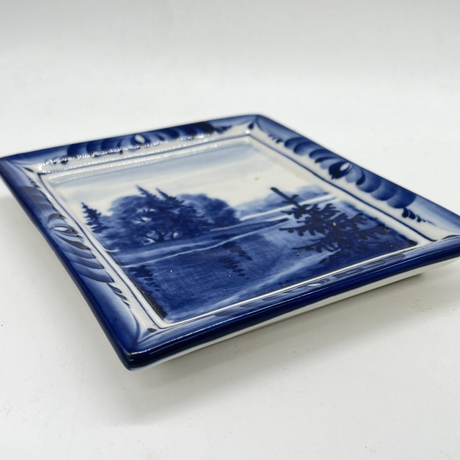 Панно настенное расписное с изображением пейзажа, ав. Ю. Гуляев, фарфор, роспись, Объединение «Гжель», СССР, 1980-2000 гг.