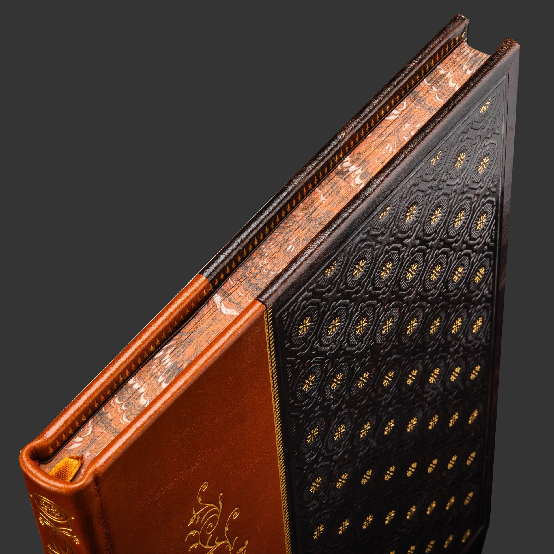 Книга в кожаном переплете "Книга успешного руководителя", бумага, кожаный переплет, тиснение, золочение, обрез с принтом, в бархатной подарочной упаковке, Российская Федерация, 2025 г.