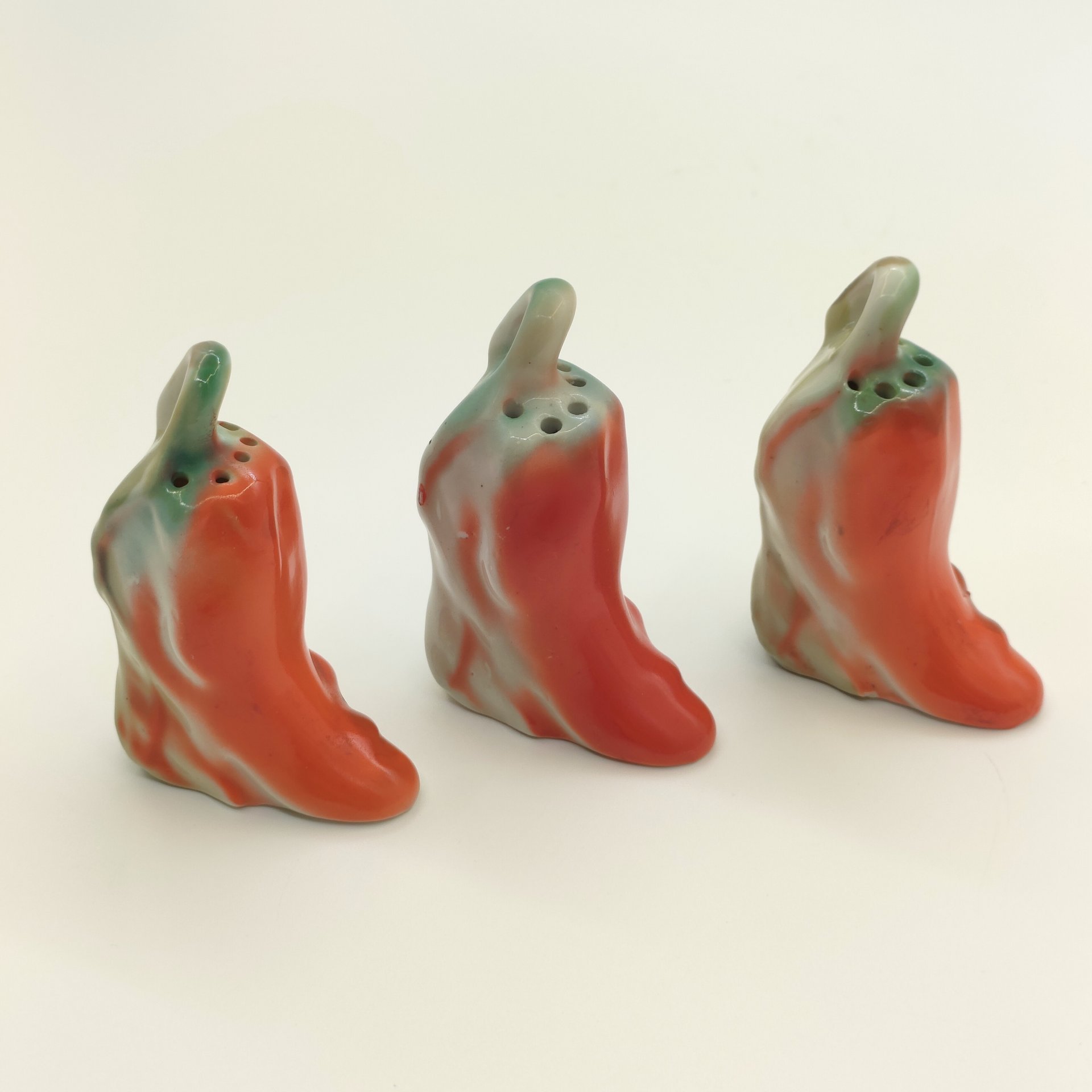 Набор из 3-х солонок "Перчик", фарфор, аэрография, Полонский завод художественной керамики (Полонное ЗХК), СССР, 1970-1990 гг.