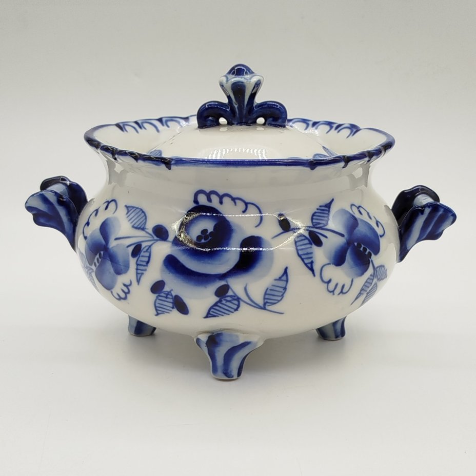 Сахарница с цветочным декором на четырёх ножках