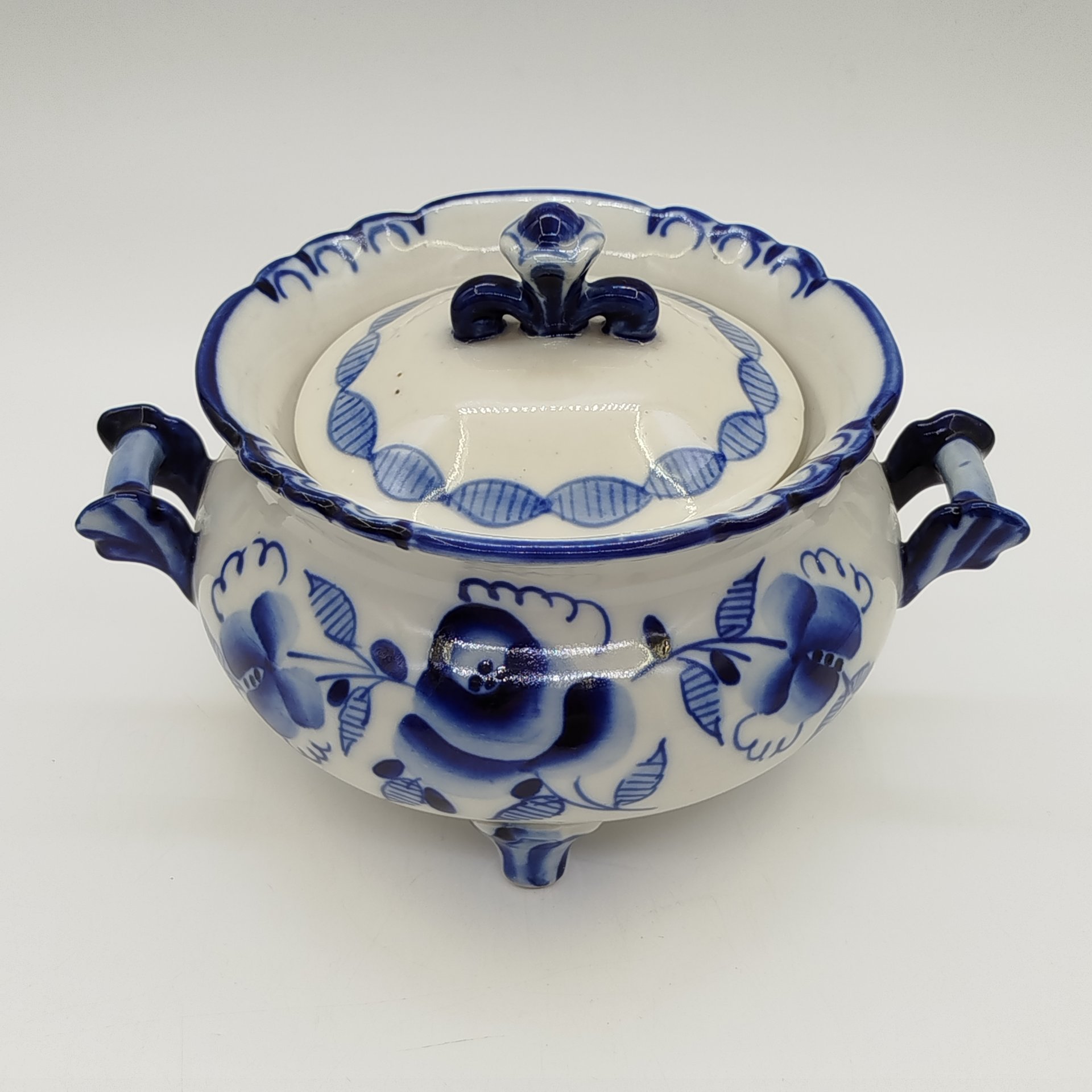 Сахарница с цветочным декором на четырёх ножках