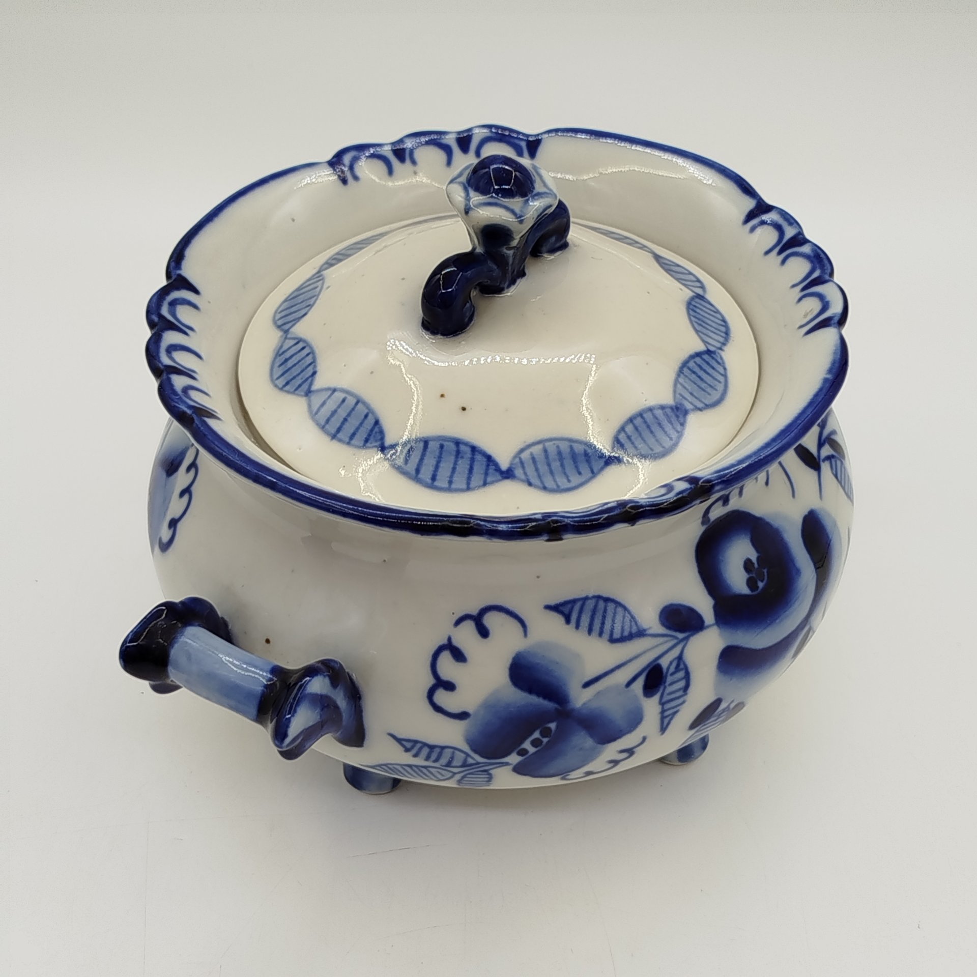 Сахарница с цветочным декором на четырёх ножках