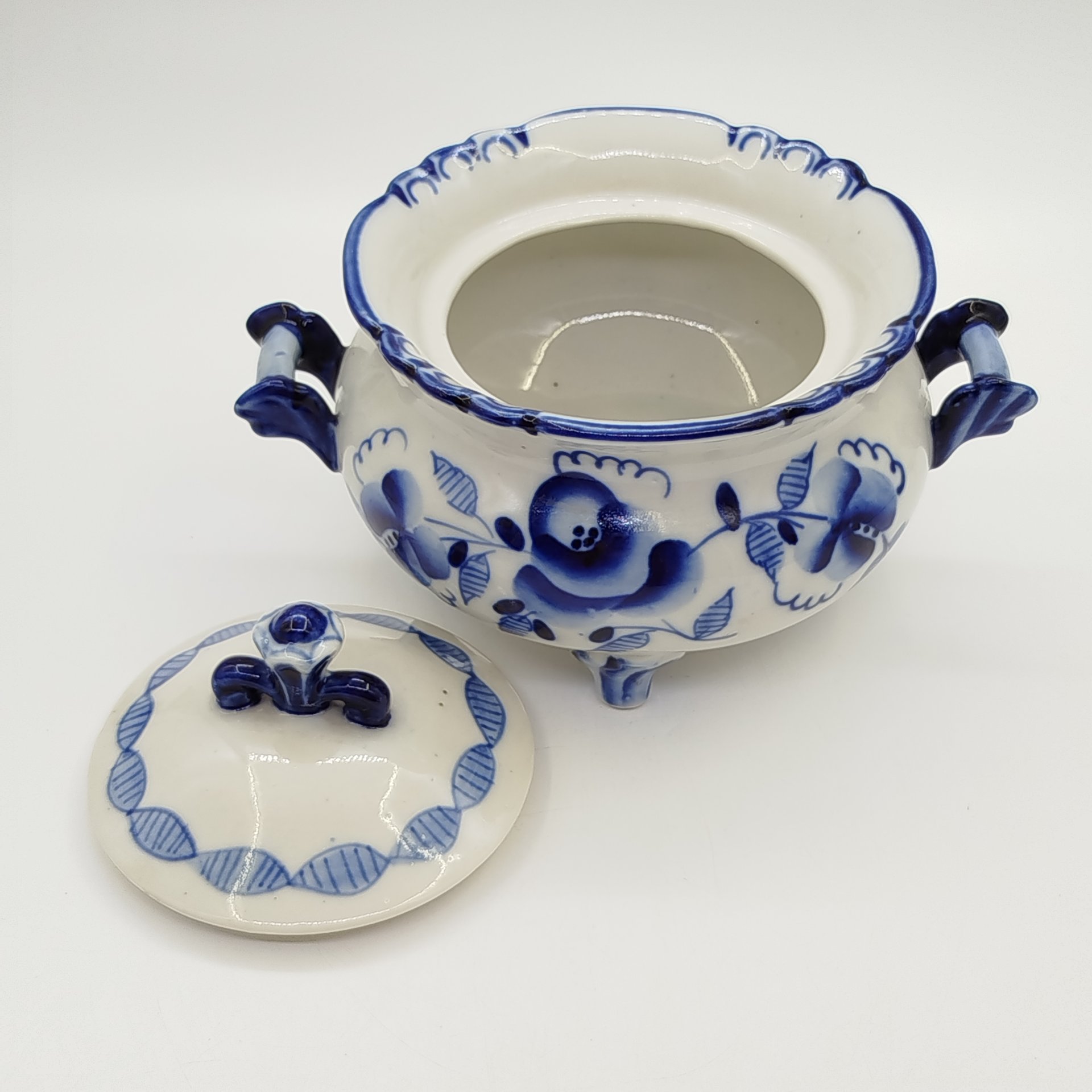 Сахарница с цветочным декором на четырёх ножках