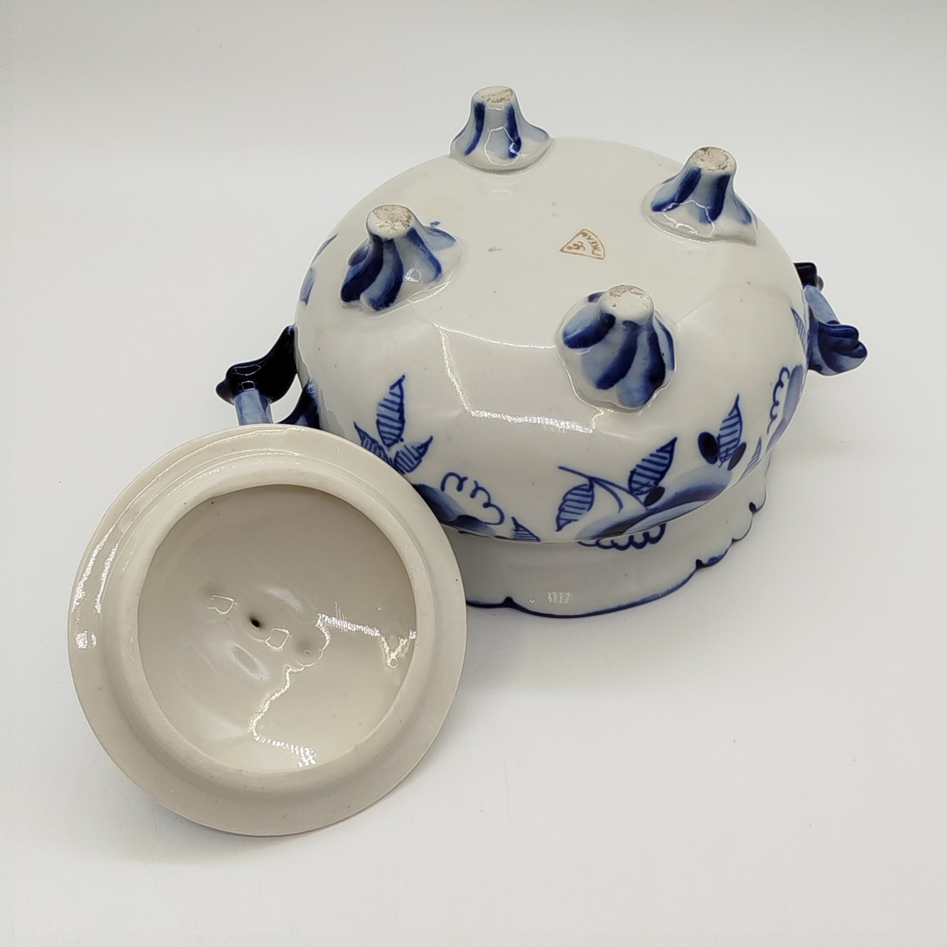 Сахарница с цветочным декором на четырёх ножках