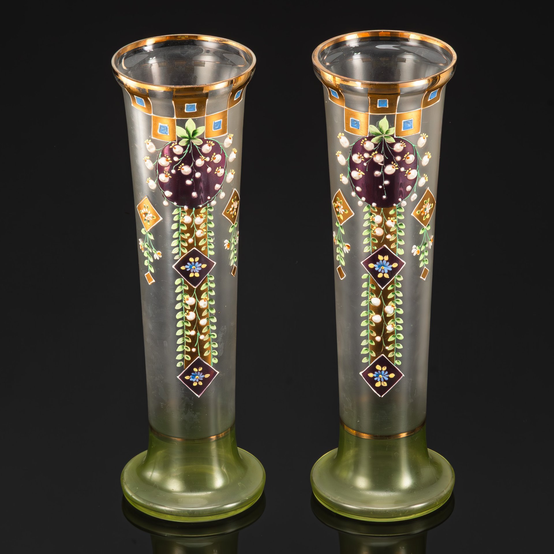 Вазы парные, украшенные изображением ландышей, стекло, матовое, роспись, эмали, золочение, Западная Европа, 1880-1930 гг.