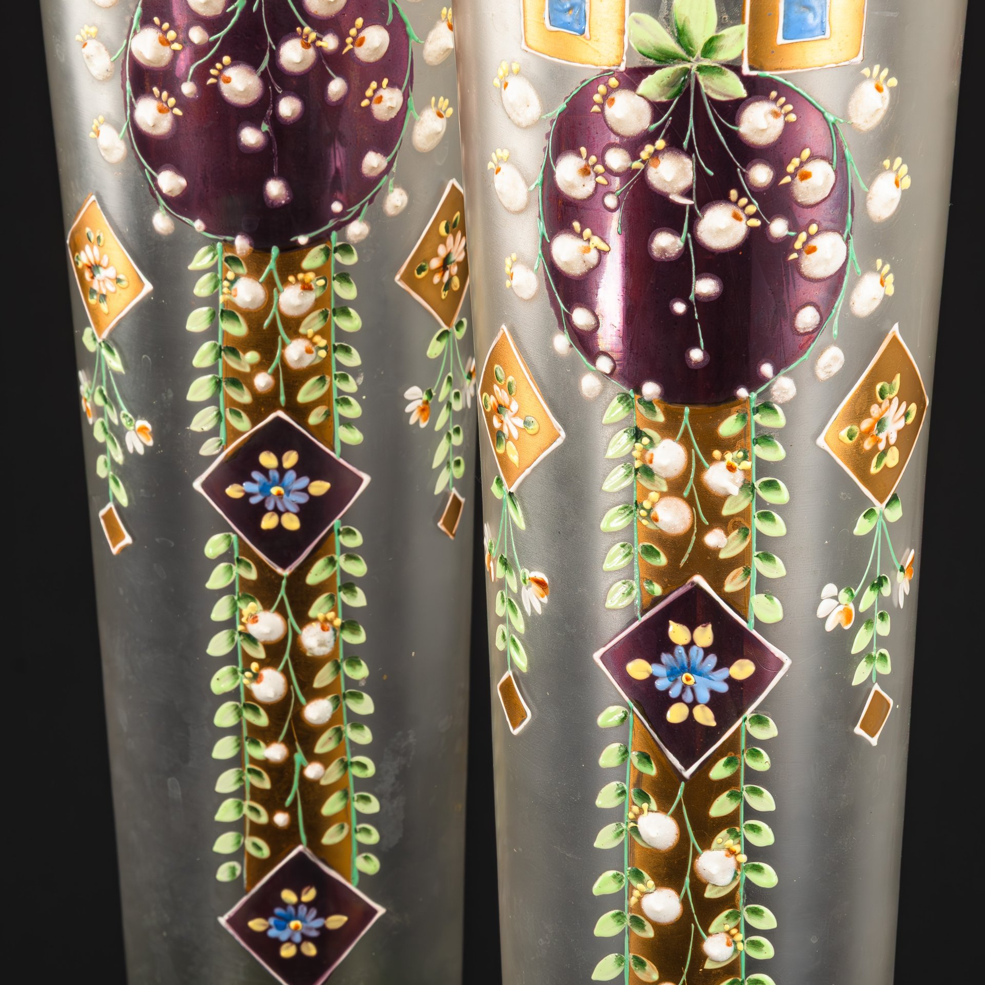 Вазы парные, украшенные изображением ландышей, стекло, матовое, роспись, эмали, золочение, Западная Европа, 1880-1930 гг.