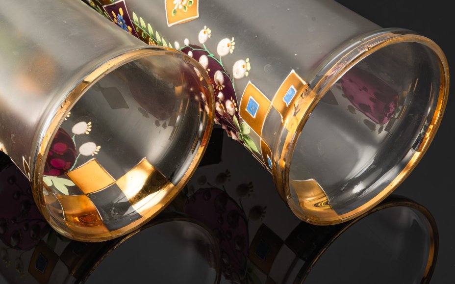 Вазы парные, украшенные изображением ландышей