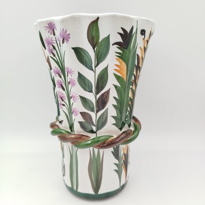 Ваза с растительным декором и поперечным витым пояском