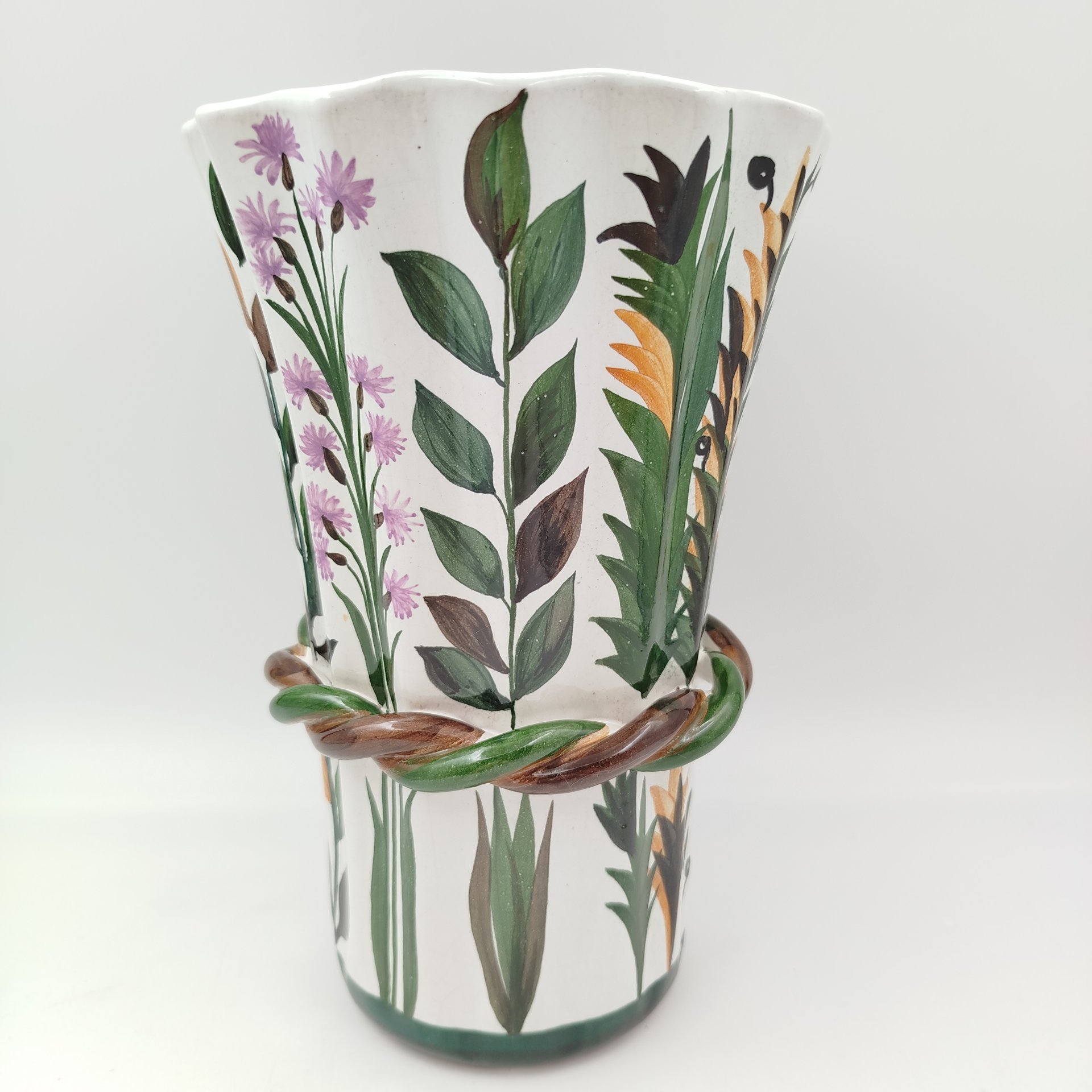 Ваза с растительным декором и поперечным витым пояском