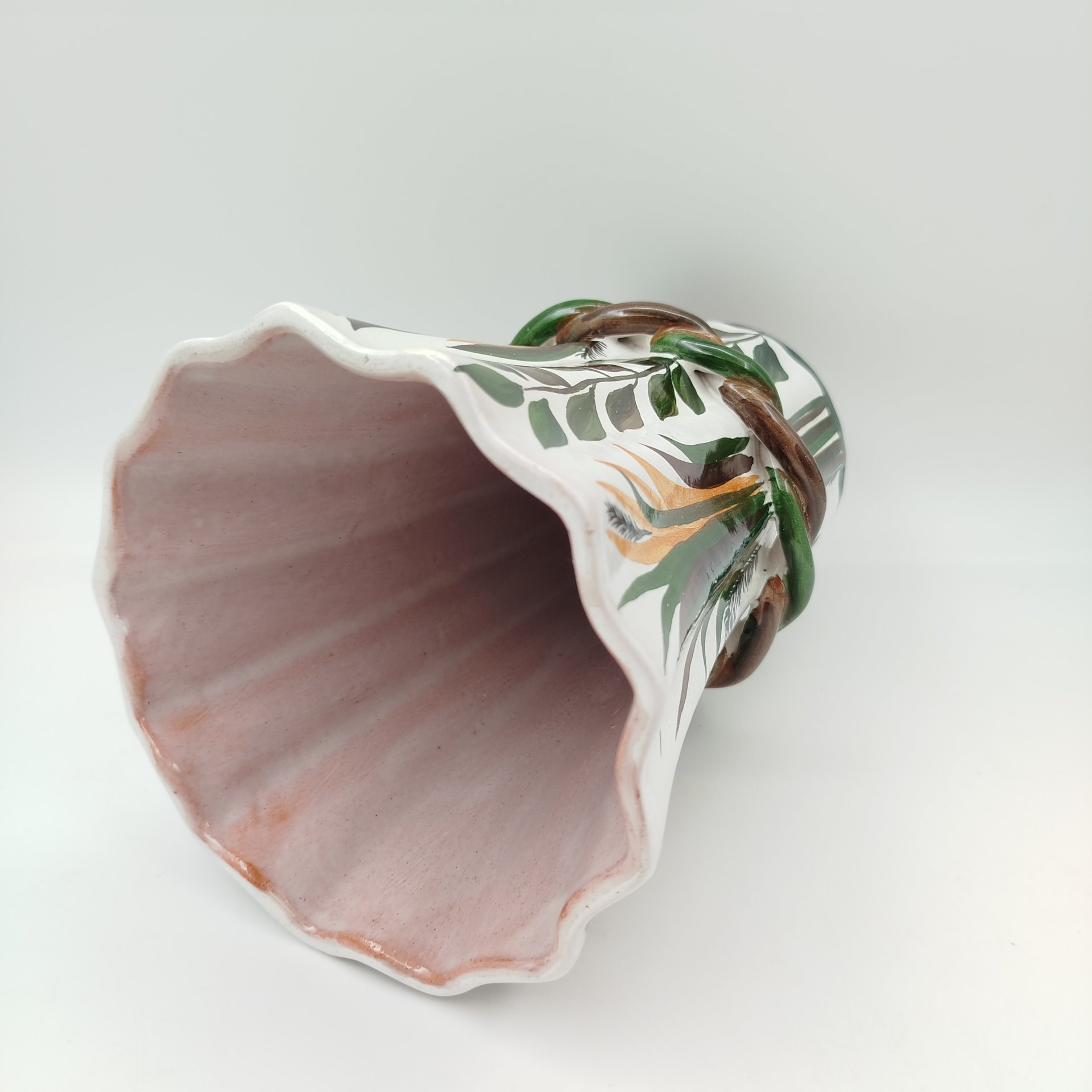 Ваза с растительным декором и поперечным витым пояском