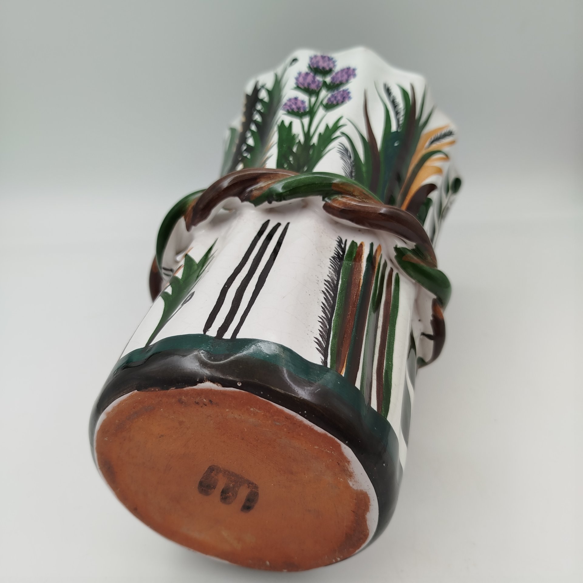 Ваза с растительным декором и поперечным витым пояском