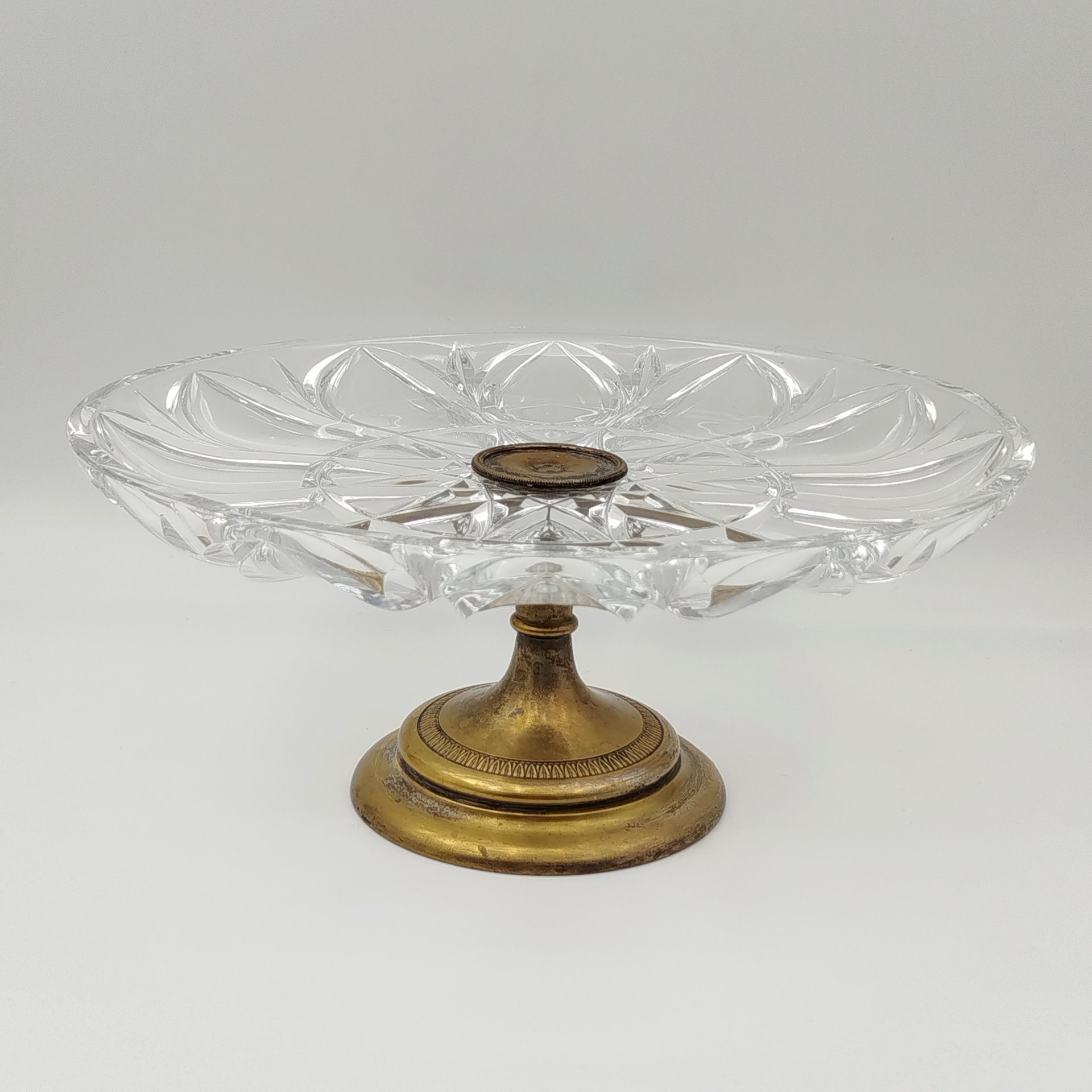 Фруктовница на фигурной ножке с широкой чашей, украшенной рельефным декором, клеймо "В. Морозовъ", латунь, хрусталь, Российская империя, 1900-1917 гг.