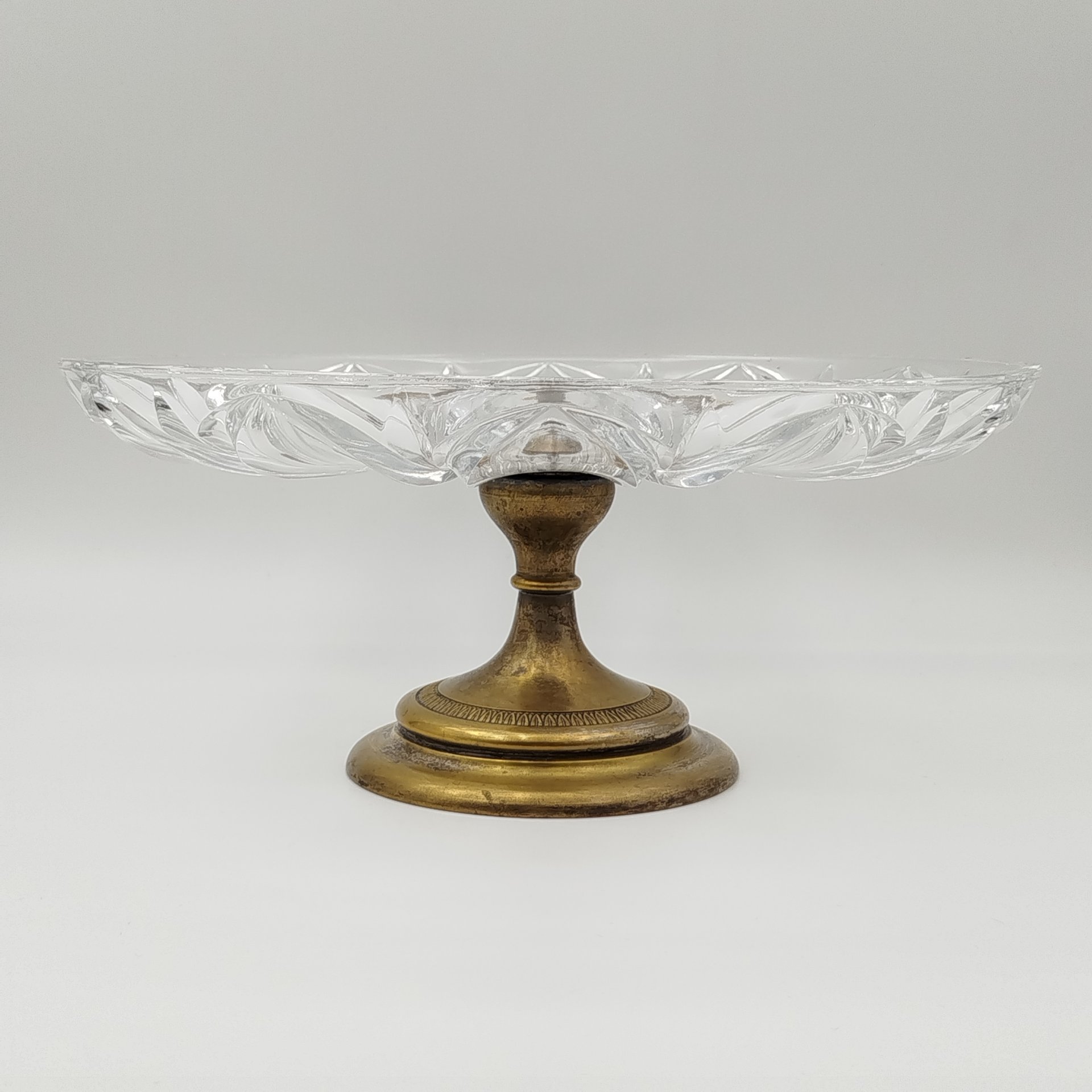Фруктовница на фигурной ножке с широкой чашей, украшенной рельефным декором, клеймо "В. Морозовъ", латунь, хрусталь, Российская империя, 1900-1917 гг.