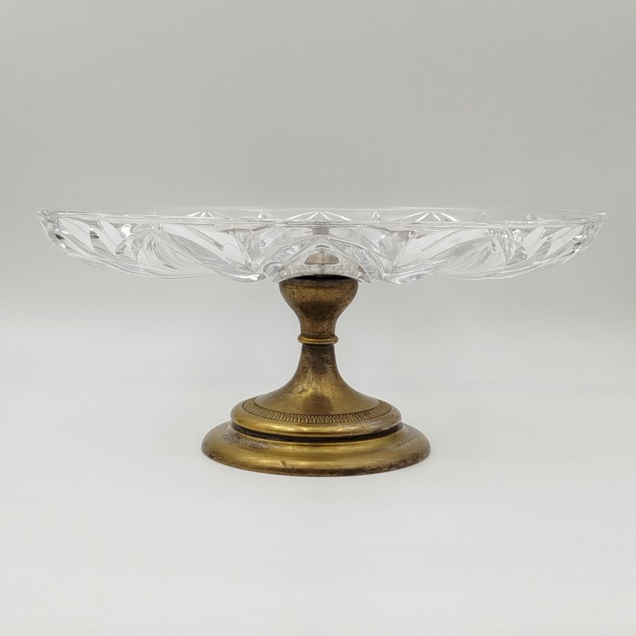 Фруктовница на фигурной ножке с широкой чашей, украшенной рельефным декором, клеймо "В. Морозовъ"