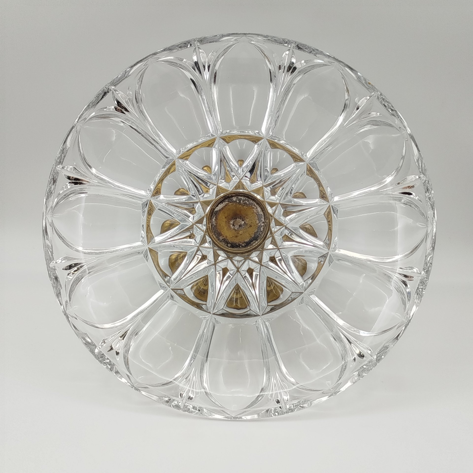 Фруктовница на фигурной ножке с широкой чашей, украшенной рельефным декором, клеймо "В. Морозовъ", латунь, хрусталь, Российская империя, 1900-1917 гг.