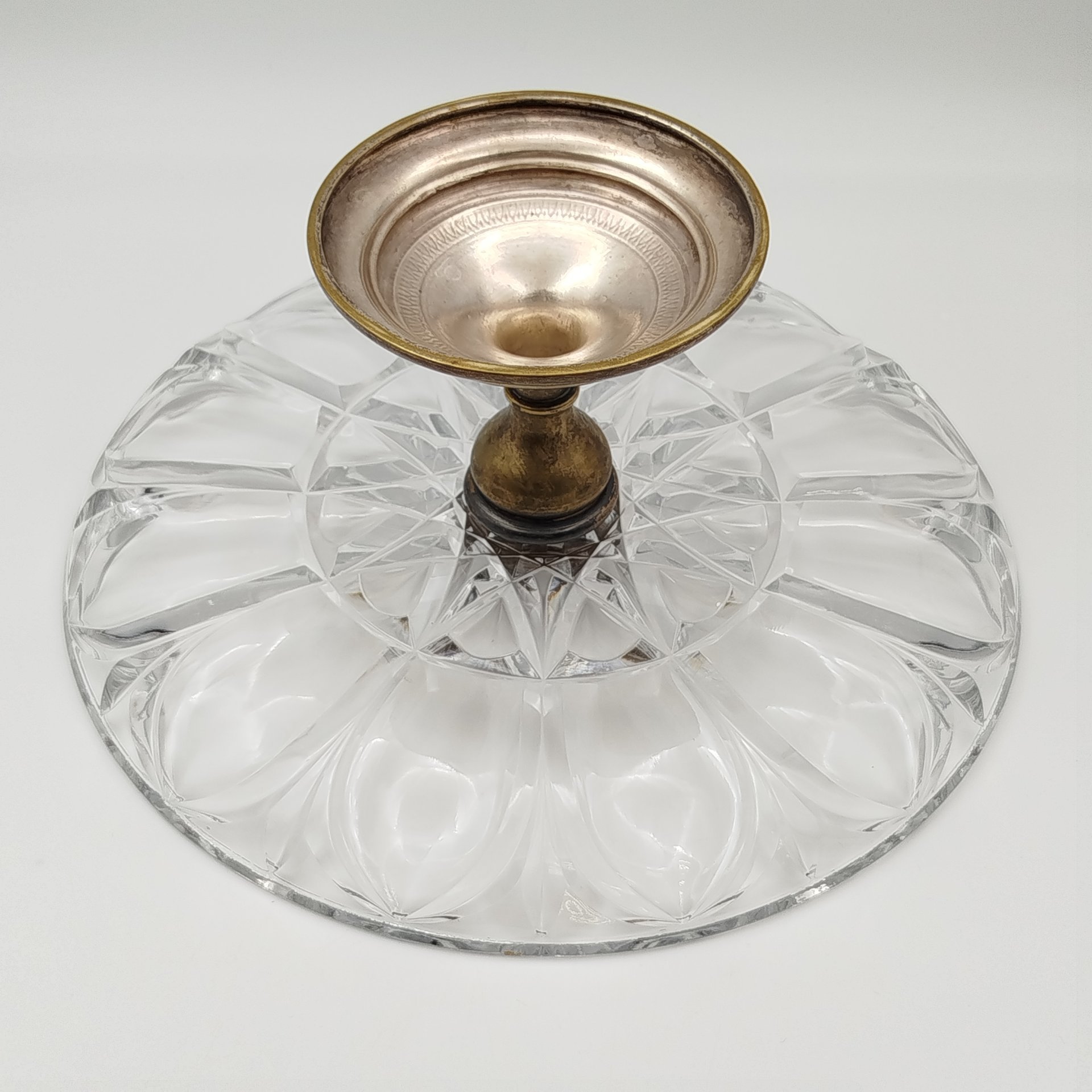 Фруктовница на фигурной ножке с широкой чашей, украшенной рельефным декором, клеймо "В. Морозовъ", латунь, хрусталь, Российская империя, 1900-1917 гг.