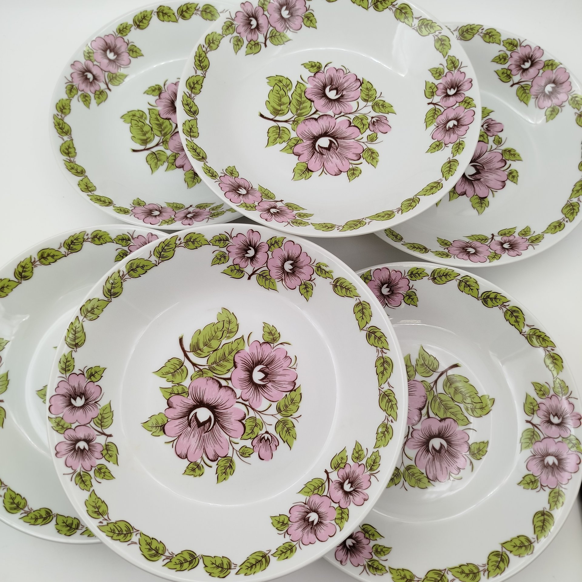 Набор из шести суповых тарелок с цветочным декором в розово-зеленой гамме, фарфор, печать, Epiag Royal Czechoslovakia, Чехословакия, 1970-1990 гг.