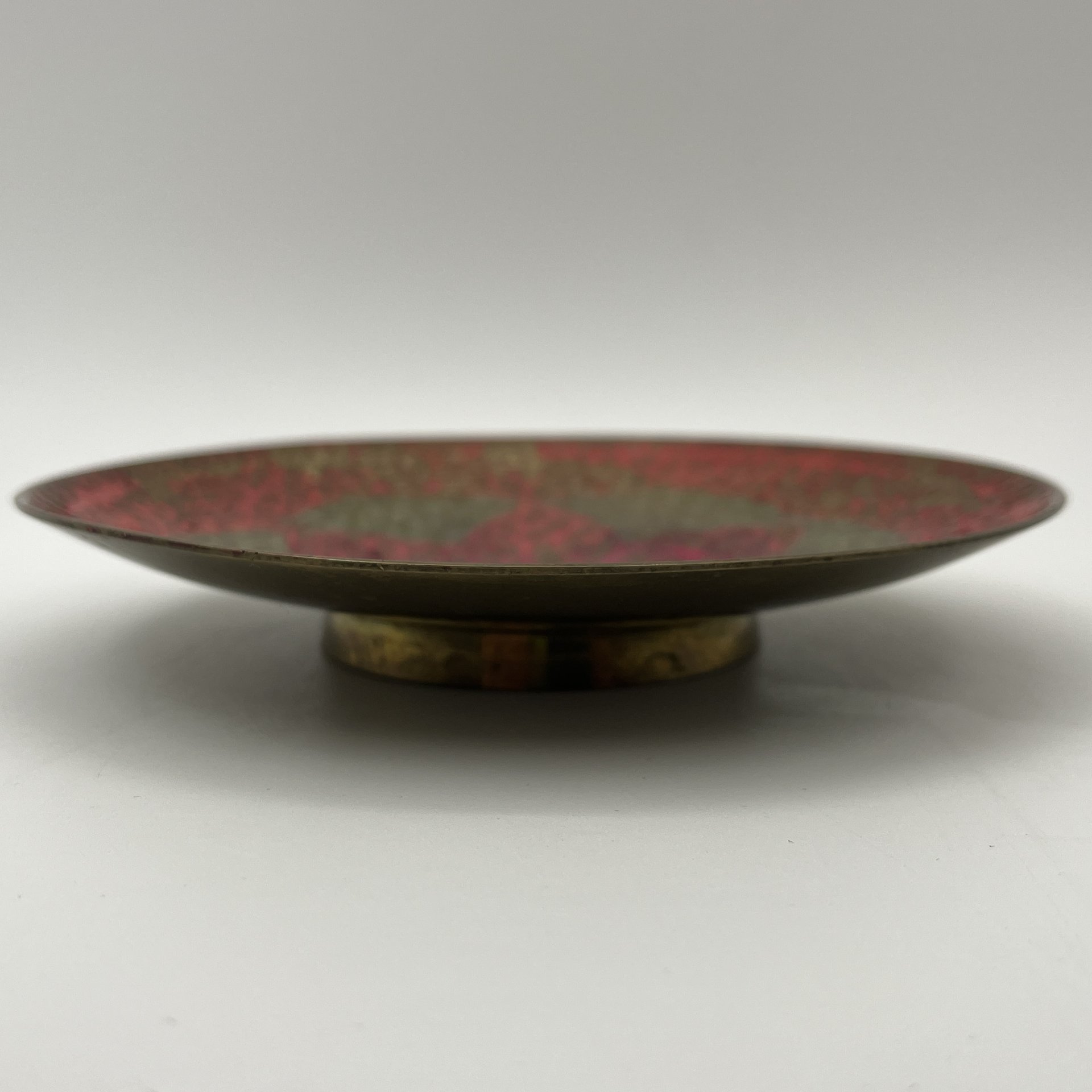 Орешница в восточном стиле в виде блюдца,  декорированная флоральными узорами, латунь, холодные эмали, Индия, 1970-1990 гг.