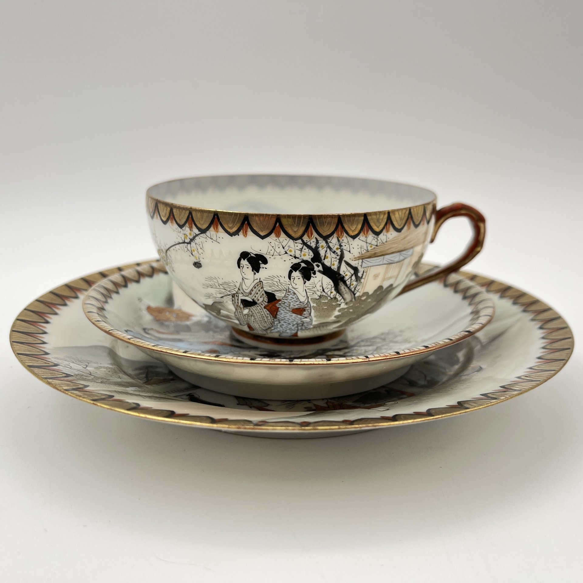 Чайное трио "Прогулка гейш ранней весной", фарфор, роспись, золочение, Япония, 1920-1950 гг.