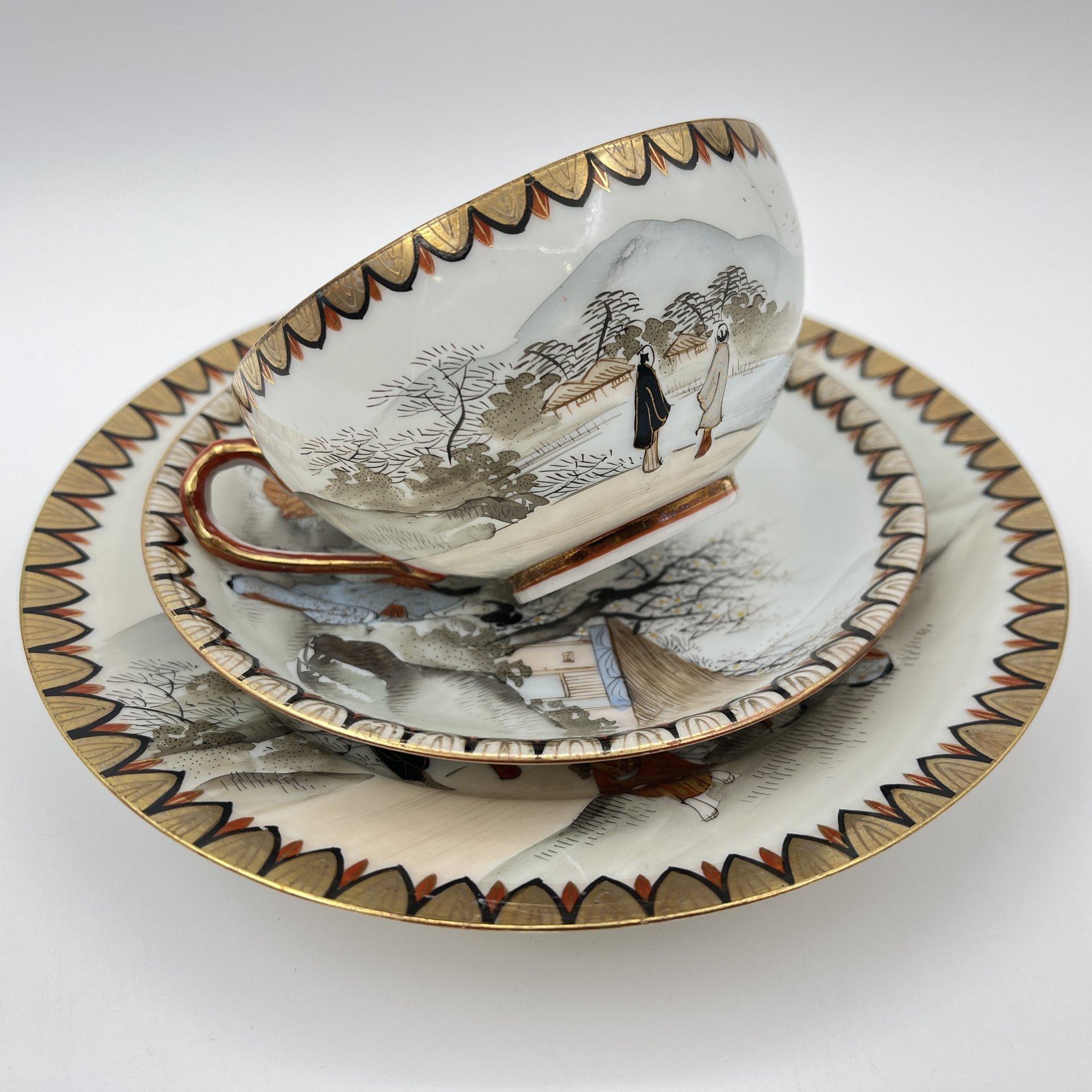 Чайное трио "Прогулка гейш ранней весной", фарфор, роспись, золочение, Япония, 1920-1950 гг.