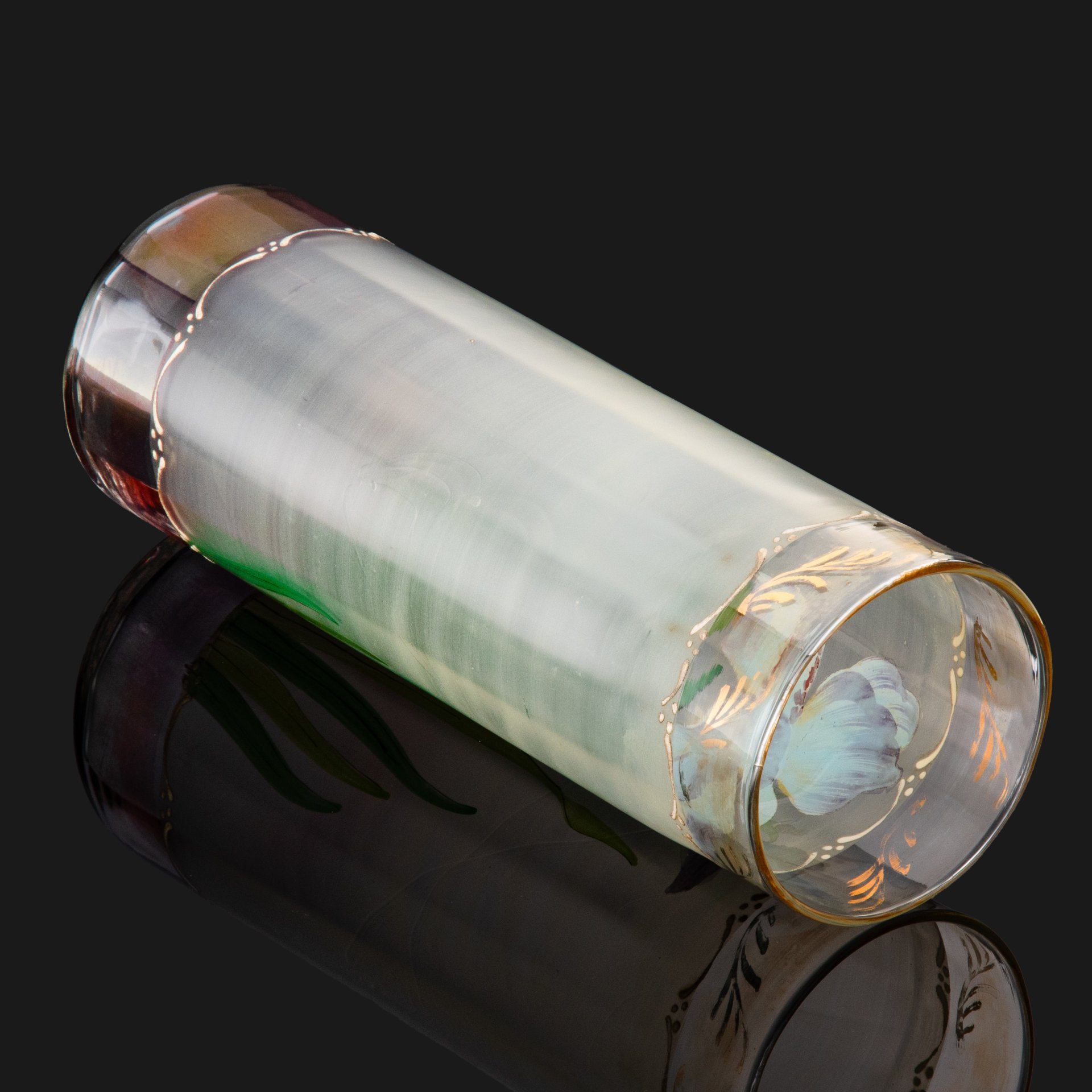 Ваза с изображением ирисов