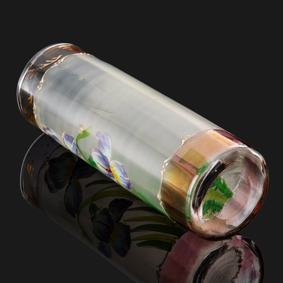 Ваза с изображением ирисов