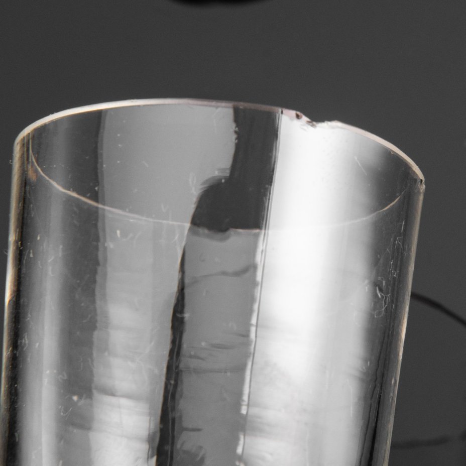 Набор для крепких напитков, состоящий из подноса, графина и четырех стопок на подставках, с растительным декором и дарственной надписью "Въ память отъ любящихъ дѣтей XXV" и "1883.20.10/1908", стекло, металл, серебрение, Plewkiewicz & Co. (Фабрика Романа Плевкевича), Царство Польское, 1908 г.