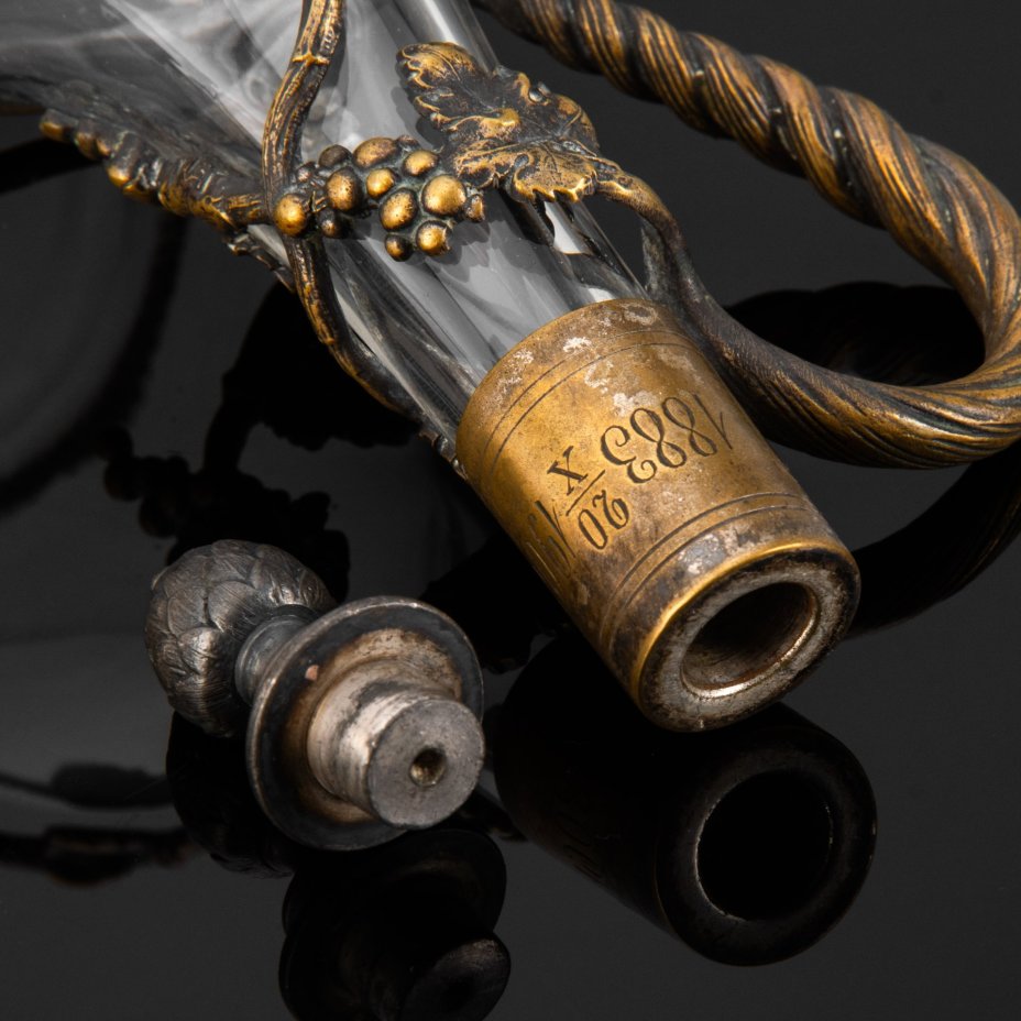 Набор для крепких напитков, состоящий из подноса, графина и четырех стопок на подставках, с растительным декором и дарственной надписью "Въ память отъ любящихъ дѣтей XXV" и "1883.20.10/1908", стекло, металл, серебрение, Plewkiewicz & Co. (Фабрика Романа Плевкевича), Царство Польское, 1908 г.