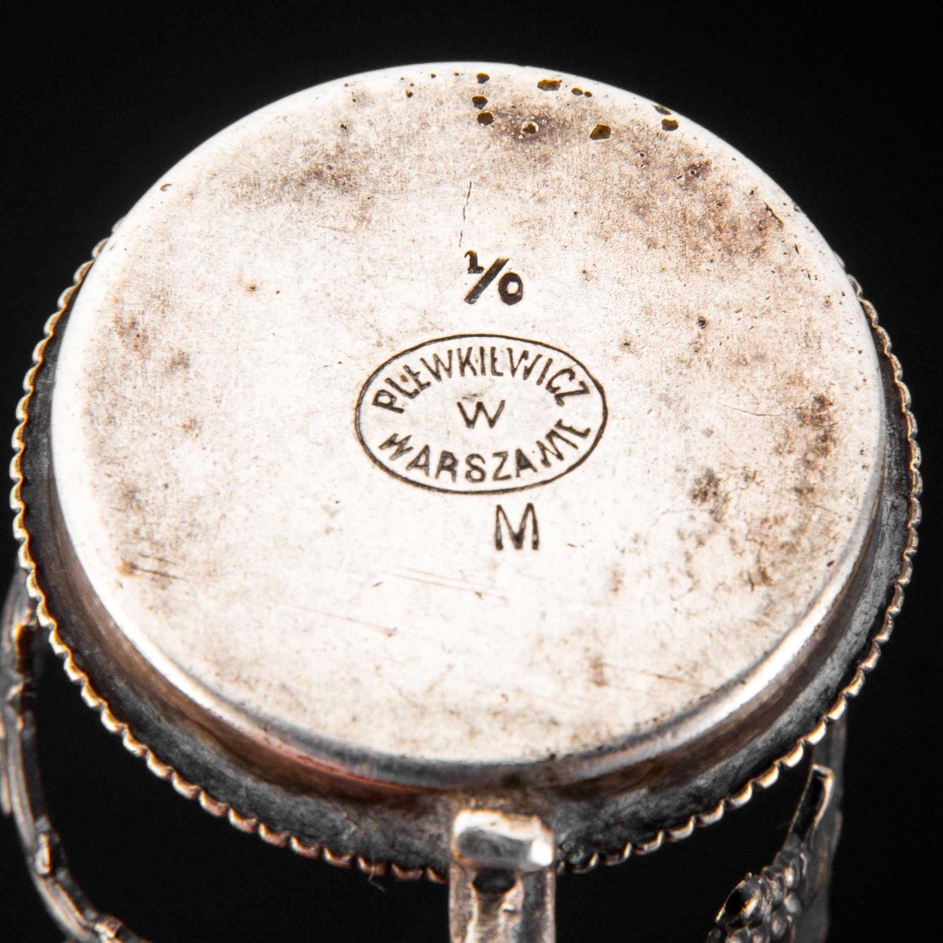 Набор для крепких напитков, состоящий из подноса, графина и четырех стопок на подставках, с растительным декором и дарственной надписью "Въ память отъ любящихъ дѣтей XXV" и "1883.20.10/1908", стекло, металл, серебрение, Plewkiewicz & Co. (Фабрика Романа Плевкевича), Царство Польское, 1908 г.