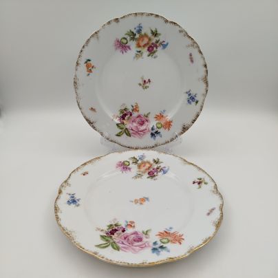 Пара тарелок с цветочным декором, фарфор, деколь с подрисовкой, золочение, Фабрики М.С. Кузнецова Тверской губернии, Российская империя, 1891-1917 гг.